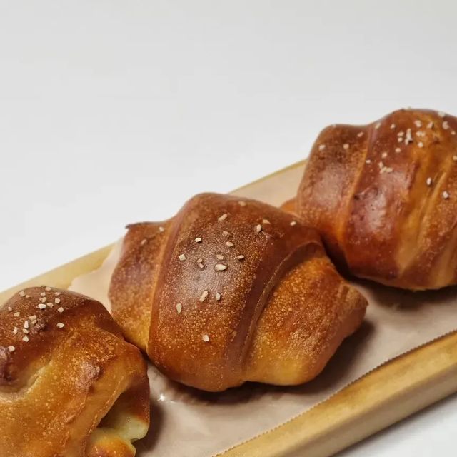마시 on Instagram: "#협찬 소금빵 좋아해서 보이면 꼭 사먹는 편인데 기대치에 못 미치는 빵집도 많더라🙄 카페나 베이커리 사업자 전용몰 크럼𖤐에 시오빵 생지가 있어 집에서 만들어봤는데