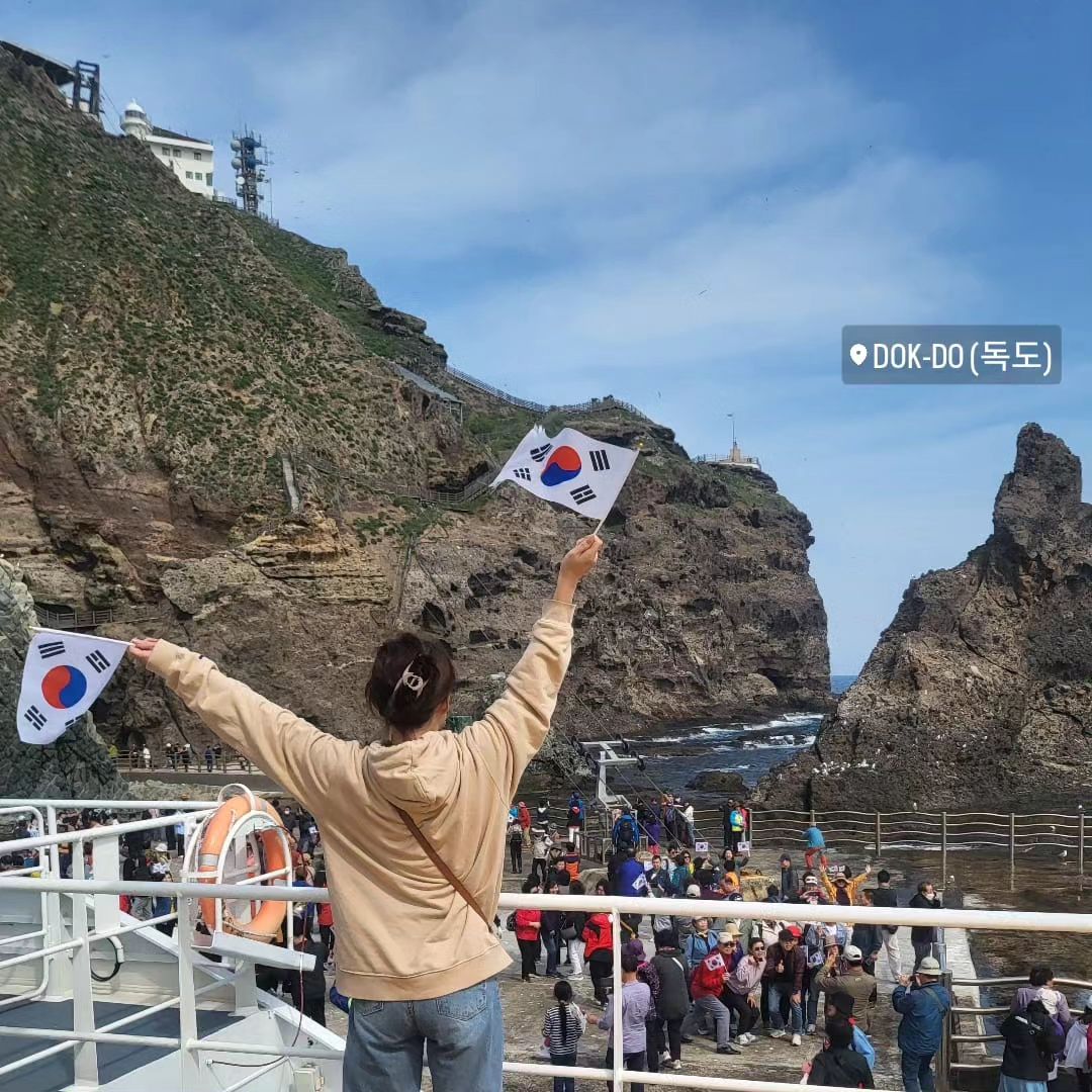 역사를 잊은 민족에게 미래는 없다. 
독도는 우리땅 🇰🇷 대한민국 영토 👍⛰️

삼대가 덕을 쌓아야 갈수있다는 독도를 한번에 입도했다. 너무 감사하고 행복했던 여행🫶🩷💙
.
.
.

#여행 #독도 #dokdo #🇰🇷 #Korea #여행스타그램