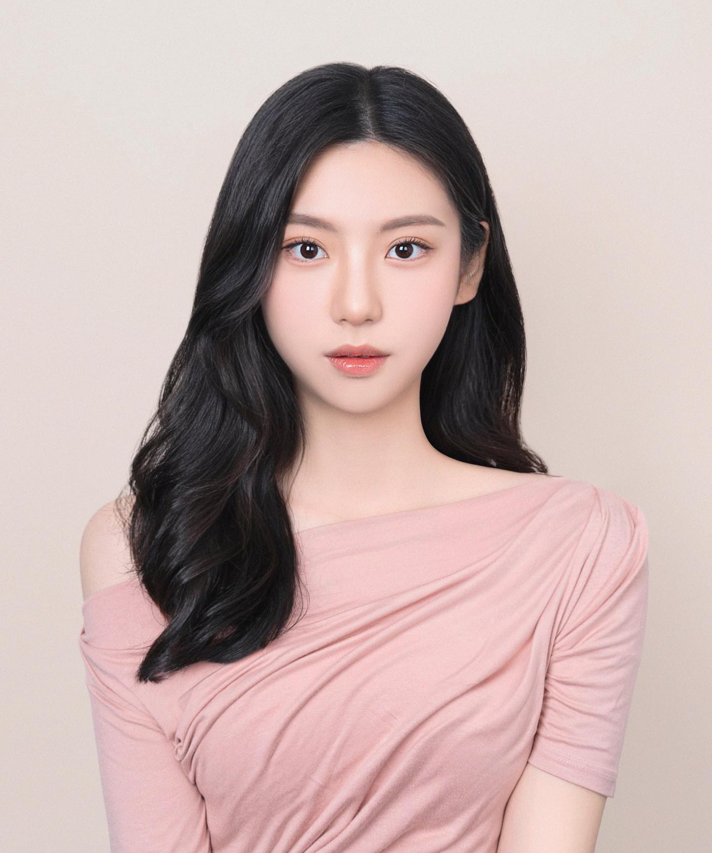 진ㅊㅏ 너무 맘에 드는 증사 건져부러따,,🫶🏻
ae율미 된 기분,,🤍
다들 어디서 찍었냐고 물어봐서 넘모 기분좋움〰️