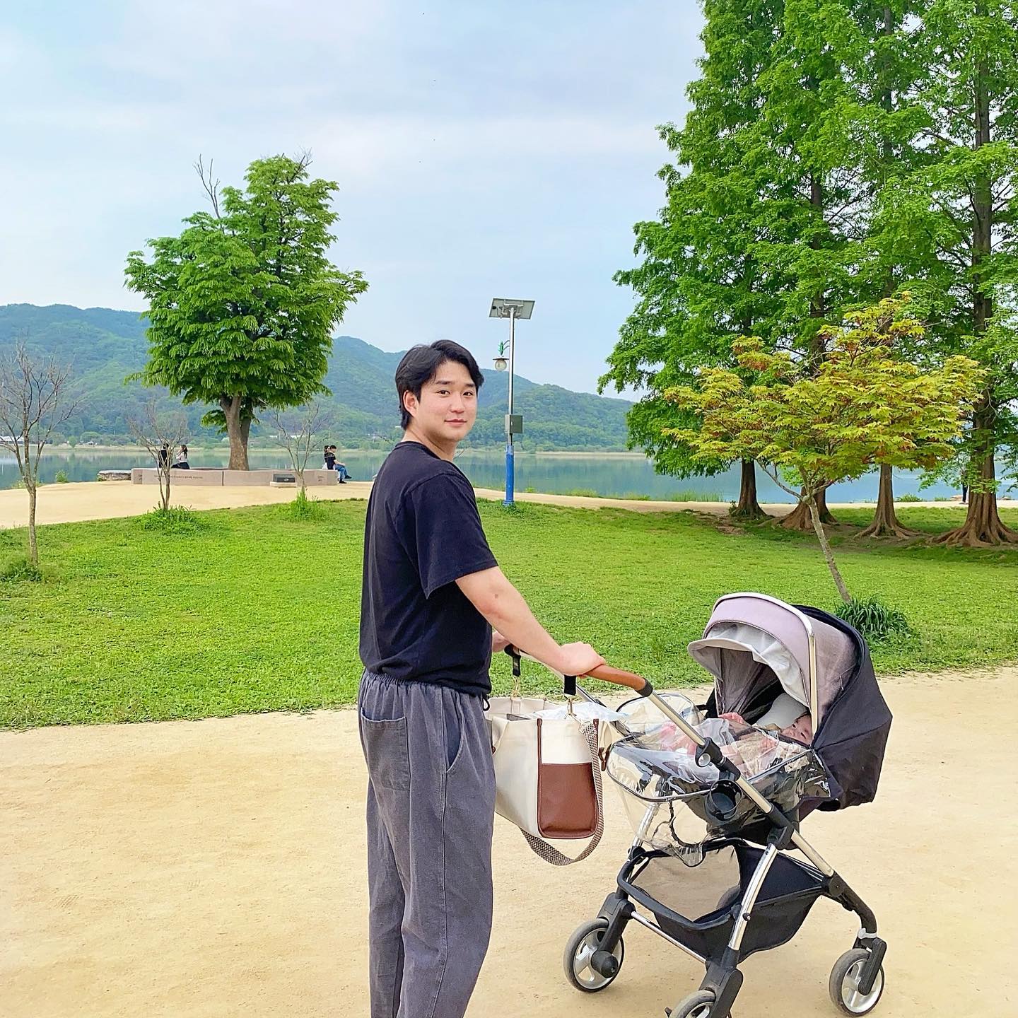 23. 05.06
세가족 첫 나들이 💚
안 더울줄 알았는데 핵 더웟어…
그와중에 청운 짬뽕 맛있댜나 탕수육이랑 짜장면 미쳣어 또 먹고싶다아앙 😜