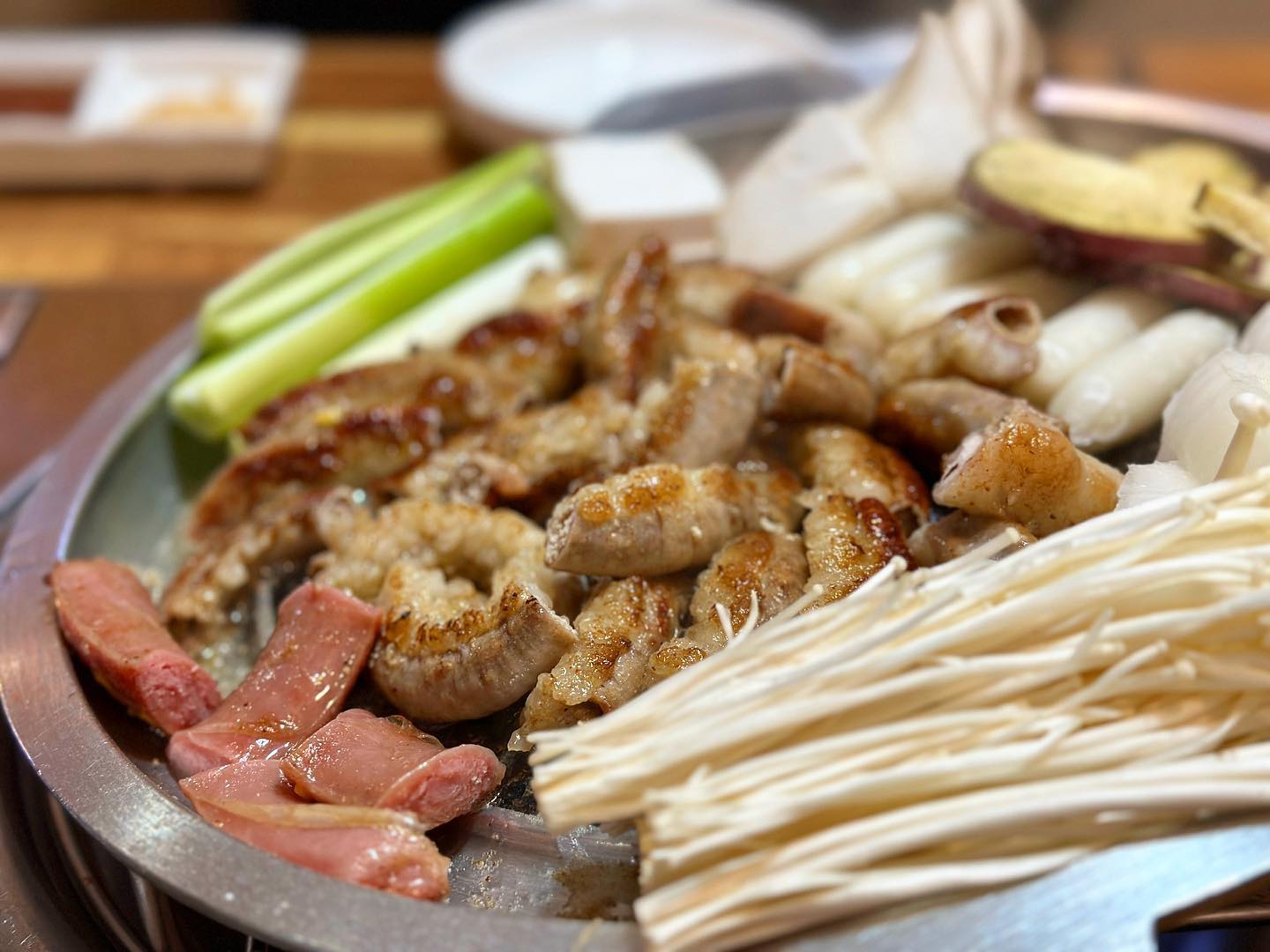 곱창은 사랑입니다❤️

📍경기 평택시 합정동 916-3
📍칠육곱창
🚗무료공용주차장 

곱창은 사랑이죠 정말 고소하고 곱이 꽉찬 이런 곱창 얼마만인지~💕
#옥수수소세지 요거 아시죠? 
먹잘알이라면 다들 요 소세지는 아실것! 와 진짜 곱창이랑 같이 먹으니...😹환상적 그 자체!!

냄새하나없고 고소함이 팡팡! 
K디저트는 볶음밥이죠 
볶음밥 빼먹으면 사람도 아님 ㅋㄷㅋㄷ
운전만 아니면 소주 3병은 그냥..마셨을 것 같아요 ✌️

#칠육곱창 #평택맛집 #평택합정동맛집 #평택곱창 #평택곱창맛집 #평택합정동곱창 #합정동맛집 #합정동곱창 #평택역맛집 #평택역곱창 #평택곱창성지 #평택맛집 #곱창맛집 #합정동곱창맛집 #jmt