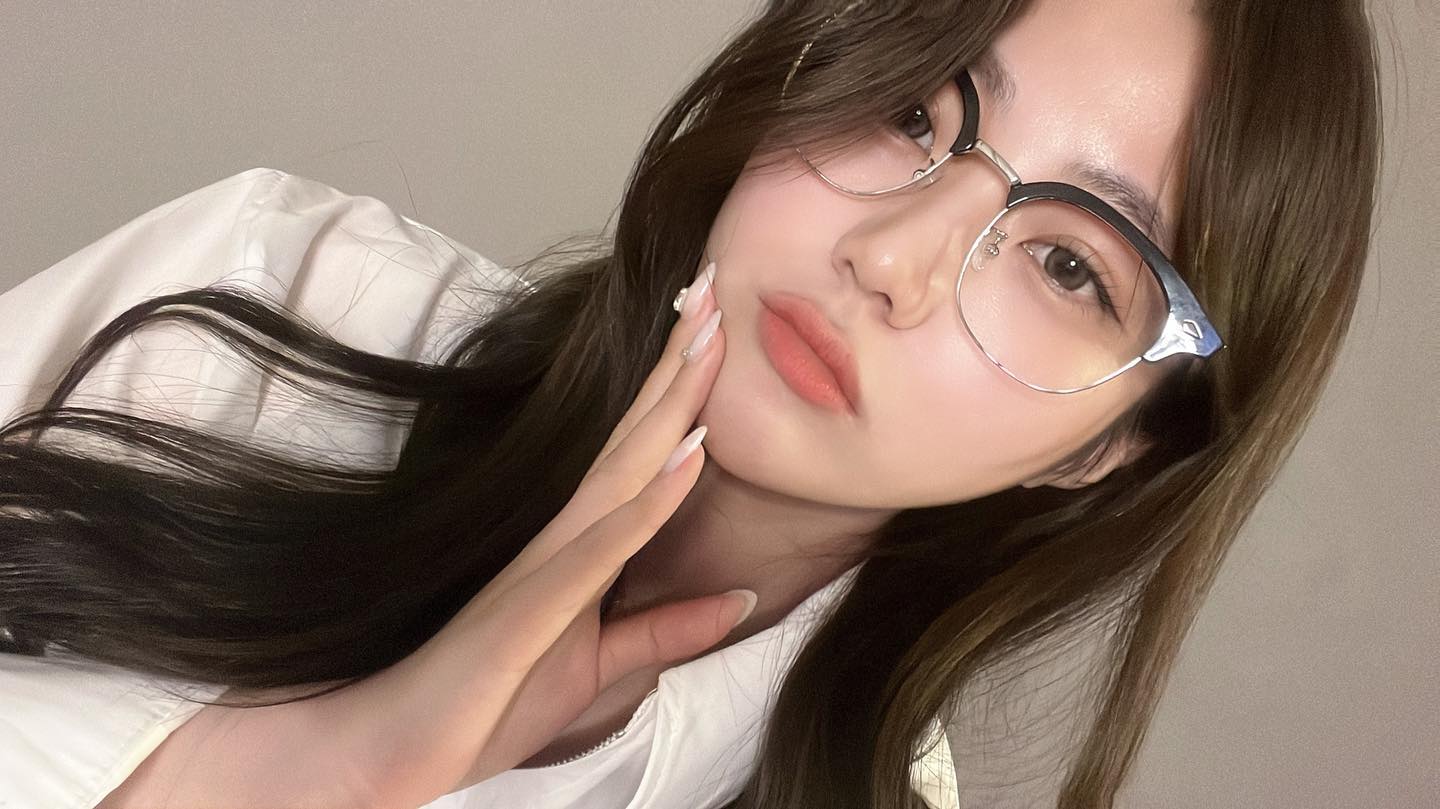 #협찬

밋밋한 얼굴 가리기엔 이런 뿔테가 딱 🤍

다들 무난하게 잘 어울릴 기본디자인에 가격대비 퀄리티가 좋아서 완전 추천 ! 🤍

#다비치안경 #다비치시리즈 #하금테안경 #하금테 #안경테브랜드 #반뿔테안경