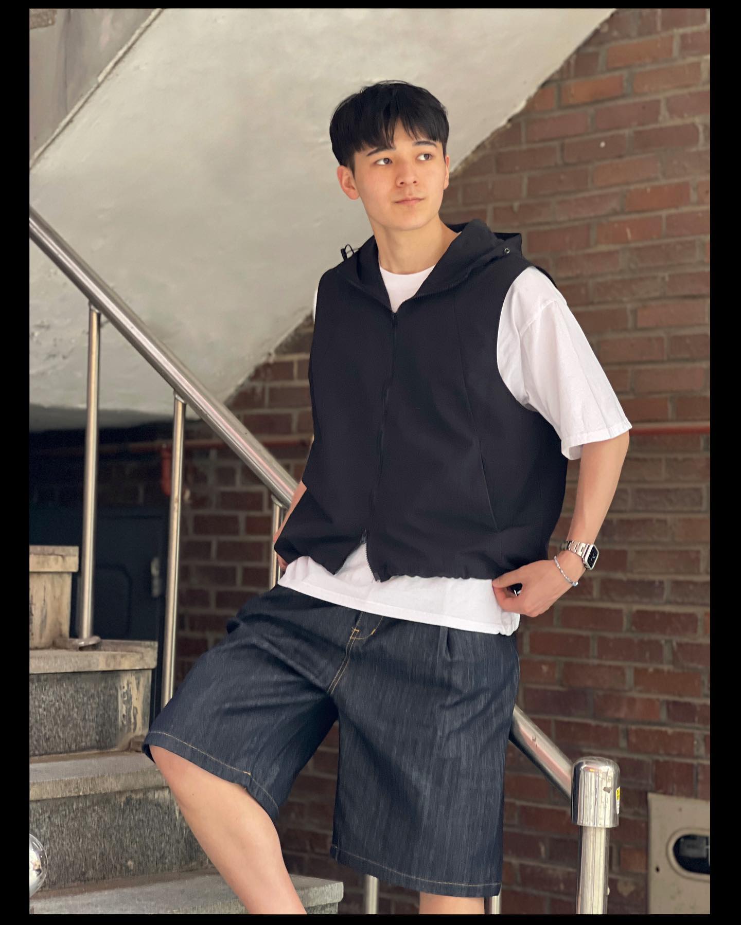 안녕하세요 여러분 !! 🙋🏻‍♂️
제가 좋은 소식으로 오랜만에 인사드립니다. 
바로 의류전문스토어인 '펠릭스 레디언트'를 오픈하게 되었는데요 !

첨엔 고민도 많이 했지만, 항상 응원해주시는 인친님들 덕분에 용기내서 시작하게 되었어요!
 항상 감사드리고 응원받은만큼 더 화이팅 해보겠습니다! 프로필에 링크 걸어두었으니 앞으로  많은 관심 부탁드려요🫶🏻✨

착장 정보

👕:나일론 후드 베스트
👖:생지데님 팬츠

#생지데님 #후드베스트 #옷입는사람들 #데일리룩추천 #패션계정맞팔 #패션맞팔 #패션소통 #스트릿룩#캐주얼룩 #캐트릿 #캐트릿룩 #쇼핑몰 #쇼핑몰추천 #쇼핑몰창업 #의류쇼핑몰