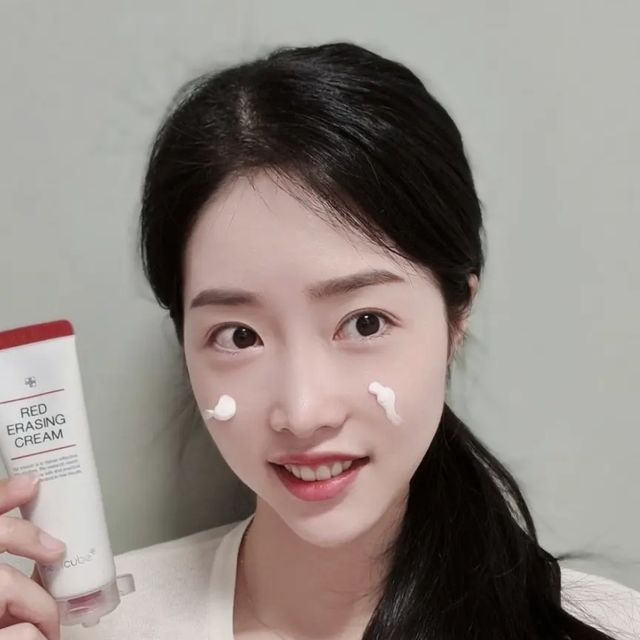 김단아 on Instagram: "#광고 여드름 색소침착.. 피부고민엔!!! 울긋불긋 피부 진정엔!! 건조하고 당기는 피부엔!! . . [메디큐브 레드 이레이징 크림 2.0] 누적 판매 100만개의 신화! 8년의 역사를 자