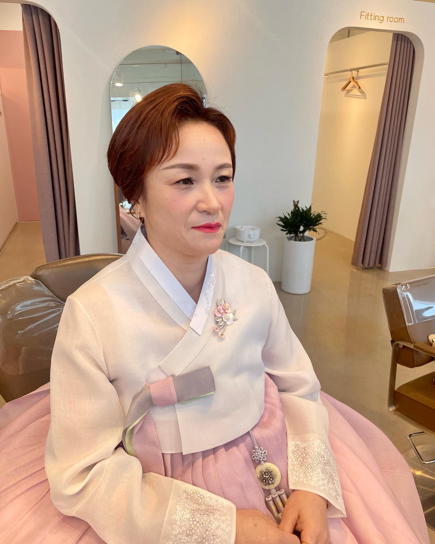 hair&makeup ynjmakeup 

:::상담 및 예약안내
💌디엠문의
 ynjmakeup 

▫️각종행사메이크업&헤어스타일링
▫️공연분장,연극분장,무용분장
▫️한복,드레스대여
▫️반영구메이크업
▫️1:1맞춤 메이크업수강
▫️메이크업국가자격증 수강

#거제메이크업#거제반영구#거제업스타일전문#거제데일리메이크업#통영메이크업