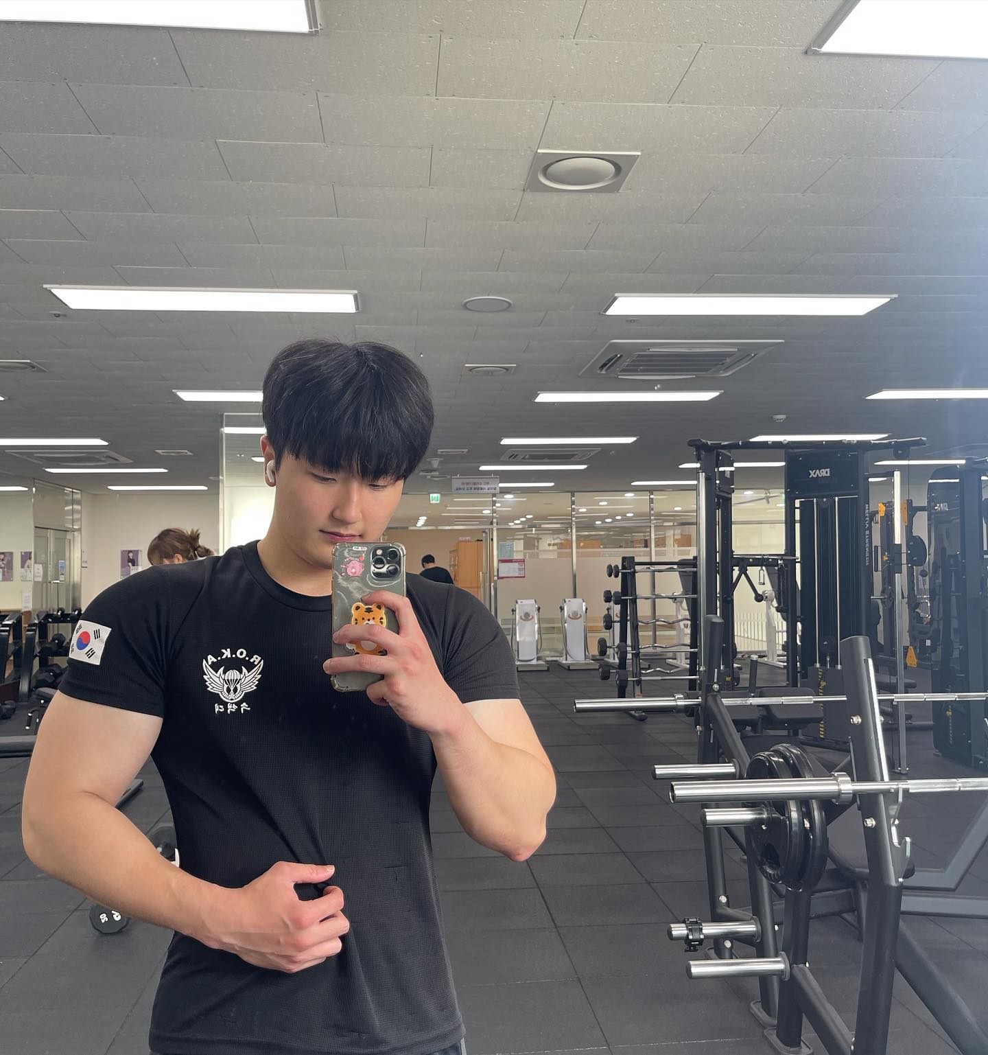 2023.5.30 운동기록📝

🔥이두 운동🔥

✅바벨컬 25kg 30회 3set 
  30kg 30회 1set
✅해머컬 15kg 15회 
  20kg 10회 컴파운드 4set 
✅덤벨컬 8kg 15회 7set

🔥삼두 운동🔥

✅덤벨 킥백 15kg 15회 
  라잉 트라이셉스 익스텐션 25kg 10회
  컴파운드 4set
✅케이블 로프 푸쉬다운 87lbs 15회 4set
✅케이블 푸쉬다운 110lbs 15회 4set

🔥어깨 운동🔥

✅후면 어깨 운동 95lbs 15회 3set
✅케이블 사이드 레터럴 레이즈 15lbs 
  20회 7set

⏰휴식시간 : 1분40초

화요일 운동 끝🔥
인친님들 오랜만이예요🙌🙌 저번 일주일동안 감기 걸려서 운동 소식을 아예 못올렸답니다🥹🥹
이제 컨디션도 회복 했으니까 다시 열운 들어갑니다👍
오늘은 이두 삼두 어깨 운동을 했는데요! 오랜만에 해서 그런지 수행능력이 조금 떨어진 감이 있네요🤣🤣 
그래도 다시 열심히 하면 원래대로 돌아오니까 꾸준히 할 예정이예요😊
.
오늘도 운동하신 인친님들 고생하셨구 득근하세요💪💪