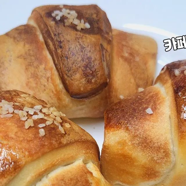 구윤정 on Instagram: "#협찬 [소금빵 생지] 💜 여러분들 소금빵 좋아하시나요? 저는 아침에 담백한 빵을 먹는것을 좋아하는데요. 직접 만들어 먹으니까 더 재밌더라구요ㅎㅎ 다른 제품이랑 다