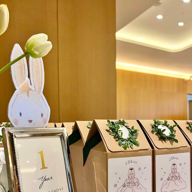 아기 돌잔치에 굿체이스 답례품이 함께 하였어요
고객님께서 너무 예뻤다며 보내주신 후기입니다!
진열자체가 장식이 되는 굿체이스!
돌잔치도 굿체이스로
#돌답례품#고급답례품#예쁜답례품
. 
.
.
굿체이스만의 답례품패키징
#손그림#실링왁스
나만의 답례품을 준비하세요
#답례품#센스있는답례품✨
.
.
.
⚠️본제품은 핸드메이드패키징으로 영업일 기준7일정도 소요됩니다.
.
.
.
프로필 상단 #굿체이스 로오세요😝
.
.
.
#머그컵#머그#집들이선물#단체주문#단체선물#돌답례품#단체선물#마블머그컵#결혼답례품#빈티지그릇#빈티지컵#집들이선물#신혼부부선물#선물추천#여자친구선물#교수님선물#카페오픈#와인잔선물#굿체이스