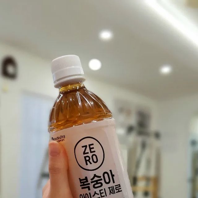 필라테스 강사 김주영 on Instagram: "#광고 날이 더워지니까 시원한 얼음에 달다구리한 아이스티가 생각나더라구요!
.
제로음료가 핫한 만큼 아이스티제로를 먹어봤어요😄
.
설탕 대신 스테비아를 첨가해 단맛을 냈고, 스테비아는 몸에 거의 흡수되지 않고 소변으로 배출되는 성분이에요🙌
.
달달한 아이스티 맛인데 끈적임없이 깔끔한 맛이 특징이라 너무 맛있어요!!!
.
이제 그냥 아이스티보다 맥널티 아이스티 제로를 더 찾고, 마시는 중😍😍
.
TV 프로그램 '이거MONEY'에서 풍자언니가 아이스티 제로를 마셨더라구요!! 저도 풍자언니가 픽한 복숭아 맛 먹었습니당ㅎㅎ
.
#아이스티 #제로 #제로칼로리음료 #제로칼로리 #제로슈가 #아이스티제로 #맥널티 #다이어트 #달콤한속임수 #홍차 #자허블 #편의점음료 #제로슈거 #맥널티커피 #한국맥널티 #제로슈거 #스테비아 #카페맥널티"