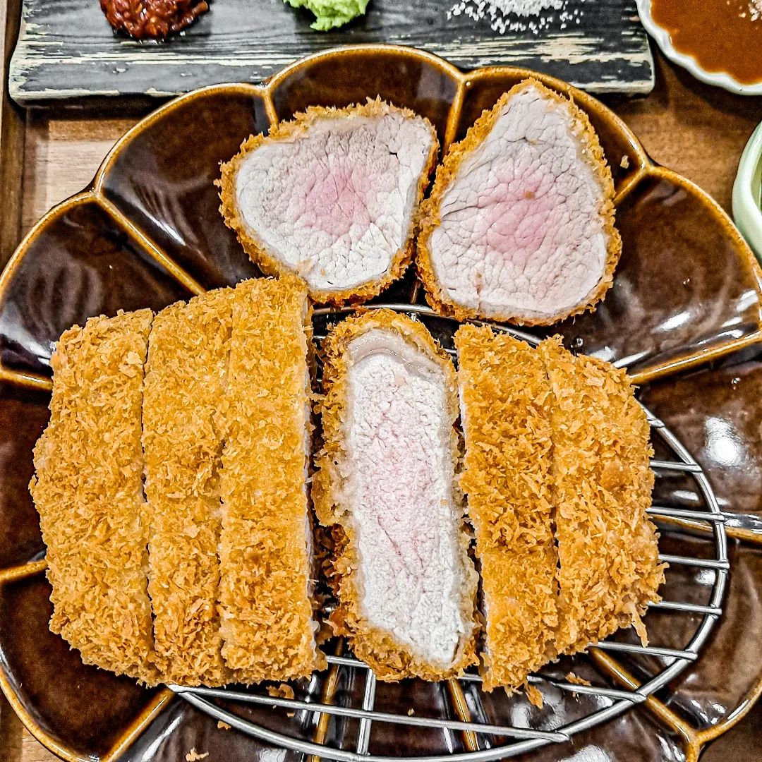 협찬 | 기본 찬부터 돈카츠까지 빠짐없이 다 맛있는 맛집, 안국 #오얏카츠
⠀
💫안심 돈카츠 (15,000원)
💫모듬카츠 (17,000원)
⠀
익선동이랑 인사동 등 데이트하기 좋은 장소가 많은 안국역 근처로 나들이 갔다가 딱 좋은 위치에 돈카츠 맛집이 있더라고요! 안국역이랑 가까운 #오얏카츠 !
⠀
✅️안심 돈카츠, 모듬카츠
저는 안심 카츠와 모듬 카츠를 먹었습니다! 모듬카츠는 등심 돈카츠에 안심 카츠 2피스가 추가되어서 등심과 안심 둘 다 즐길 수 있어서 좋아요😻
⠀
돈카츠는 말해 뭐해 비주얼부터 맛도리지만 맛도 육즙 가득 겉바속촉 대박이에요🤤 안심이 진짜 맛있음! 그런데 오얏카츠는 돈카츠 말고도 기본 찬도 하나하나 맛있어서 짱이에요💓 
⠀
돈카츠 소스 말고도 게랑드 소금, 와사비, 토하젓을 얹어 먹을 수 있고요 반찬은 피클과 김치 명이나물을 줍니다! 명이나물이 새콤달콤하니 돈카츠랑 되게 찰떡이더라고요😮 제 추천 조합은 토하젓이랑 와사비랑 명이나물 세 개 동시에 얹어서 같이 먹는 거🥰
⠀
인테리어도 한옥 컨셉으로 예쁘고 매장도 청결하고 직원분들도 친절하고 서비스도 좋아서 만족했던 곳이에요! 데이트나 나들이 나와서 여기 와서 맛있는 거 먹고 더 행복한 하루 보내기 딱인 맛집 #오얏카츠 최고😭❤️‍🔥
⠀
⠀
🏠오얏카츠 | 서울 종로구 우정국로 50-2 1층 
⏰️월 - 토 11:00~20:00 / 휴게 시간 15:30~17:30
⠀
⠀
#나온_안국 #나온_인사동 #맛집탐방 #종로맛집 #종각맛집 #조계사맛집 #안국맛집 #인사동맛집 #인사동돈카츠 #안국일식 #안국카츠 #리뷰진