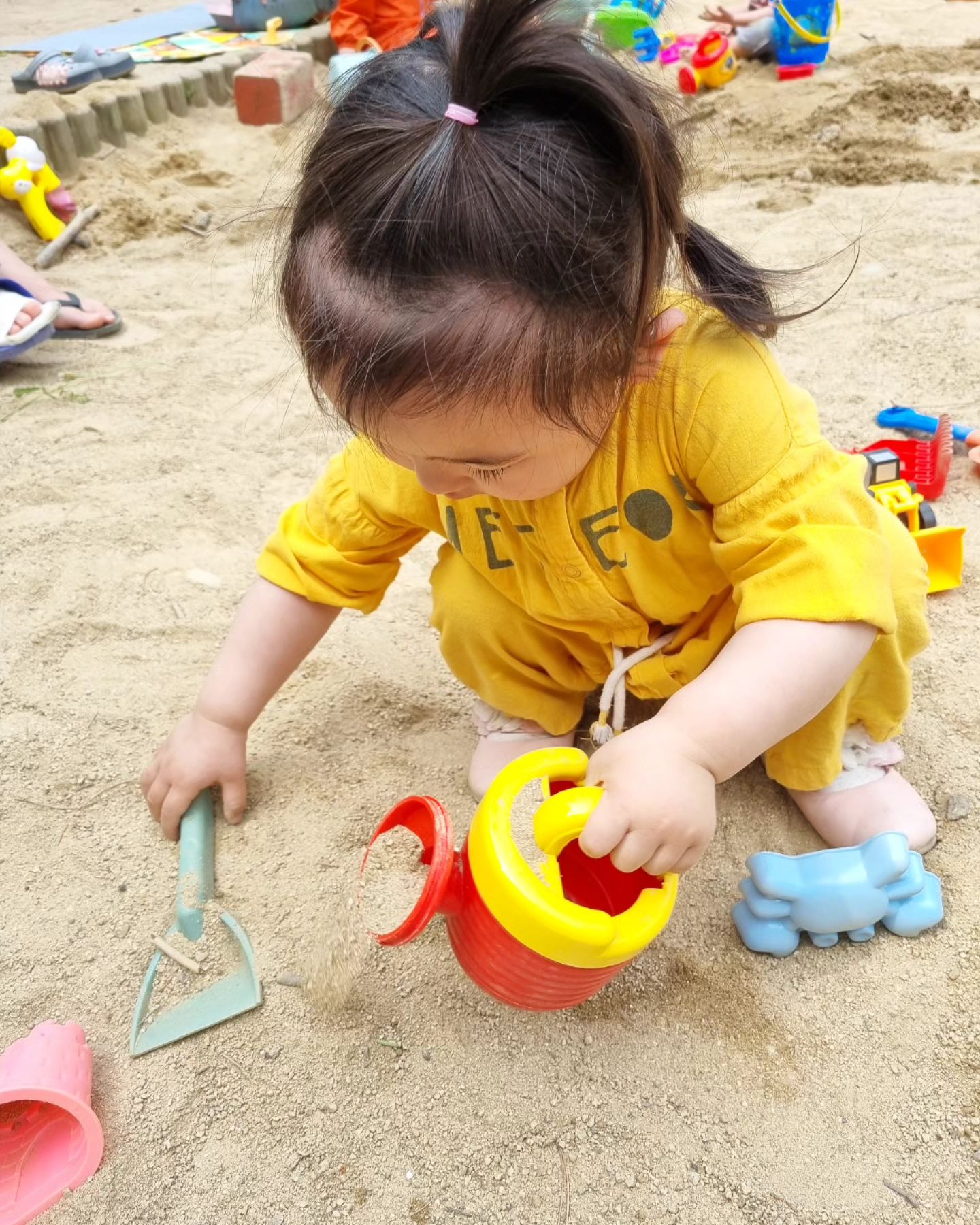 #육아일기

언니 나도 같이 놀게~라며 
매우 자연스럽게
초면인 언니꺼 스틸해서 노는 중..

그래서 오늘 결국
모래놀이 세트 🥕으로 데려왔다 🤣🤣

#육아 #육아일상 #당근 #모래놀이 #모래 #모래놀이터 #육아맞팔 #육아소통 #육아맘 #육아맘일상 #채린스타그램 #일상 #선팔하면맞팔