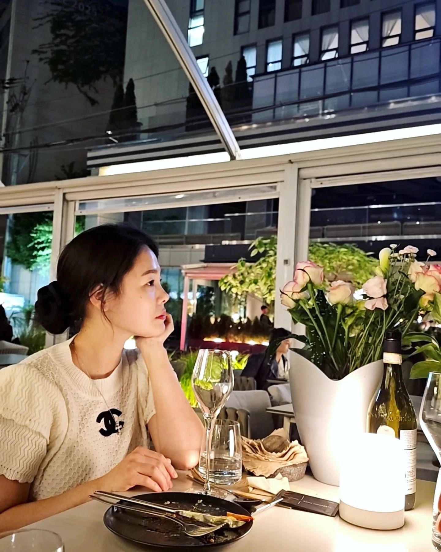 뭘 먹어도 맛있는 분위기🩵
생화잔뜩 꽃향기 잔뜩❤️
날씨도 좋고 해외여행 온 거 같아서 최고😭
지금 저녁에 가면 딱 좋은 #보메청담
