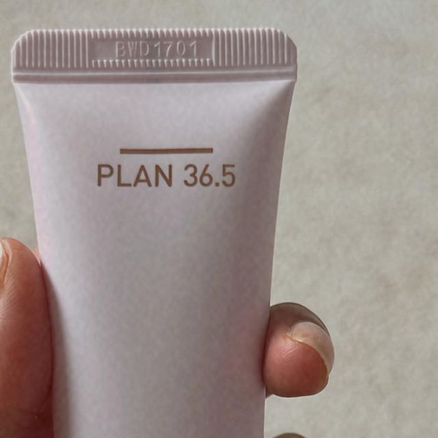 🎭 on Instagram: "#광고 @plan36.5_official 잔주름이 있다 ? 😲 그럼 🤚🏽 주름은 채워주고 탄력은 올려주는 펩타이드 괄사 리프팅 세럼을 추천합니다 🧏🏽‍♀️ . 353년 독일 제약사 머크사가