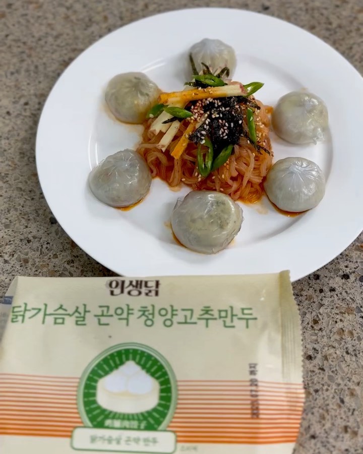 #더베네푸드#베푸3기#협찬#광고
.
.
베네푸드하면
 닭가슴살 곤약만두가 유명하자나염💛(내 기준)
그중에서도 갈비만두는 진짜 타 브랜드 비교불가임..
(청양맛은 맵찔이도 소화가능한 맛)
안매워요 ㅋ 
.
.
비빔면에는 당근 잘어울리고!!
카레에 넣어 먹어봤는데 이거 너무맛있어서 울뻔 ㅋㅋㅋㅋㅋ
진짜 맛있다란 말을 뻥안치고 한입 먹을때마다 말함ㅋㅋㅋㅋ
꼭 카레랑 먹어보세용🧡💕💕
진짜 햄보캄😍😋😋
또먹고싶다🤤🤤
.
.
.
#운동하는여자 #운동소통 #헬린이#헬창#식단#식단관리#다이어트식단#닭가슴살만두 #닭가슴살추천 #다이어터#유지어터#다이어트