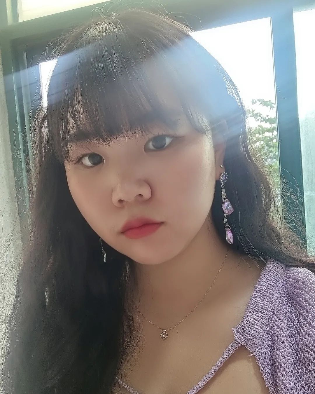 #협찬
⠀
⠀
요새 살쪄서 얼굴을 잘 보이지 않으려고하는 1인입니다만...
어여쁜 귀걸이를 보여드리고자 #얼빡샷 으로 인사드립니다🤣

평소 제 코디를 눈여겨보신 분이라면 아시겠지만 !
제가 반짝반짝한 것만 보면 눈이 돌아가는 까마귀거든요ㅋㅋㅋㅋ
이런 제 니즈를 몇 년째 충족시켜주고 있는 #루네메르 ...🌙🌊
흔한 서포터즈가 아닌
#달항해자 라는 독보적인 명칭에 또 한 번 심쿵했는데요(˘̩̩ε˘̩ƪ)

일단 #핑크보라덕후 인 제가 폴 인 럽 해버린 요 제품은요
#요정의조각 이라는 #롱귀걸이 입니다💜
오묘한 색감으로 빛에 따라 다른 색을 보여주는데요
자세히 보면 체인에 달려있는 자잘한 지르콘들까지 섬세함 그 자체👍🏻👍🏻
핑크보라 코디에도, 흰색 코디에도 찰떡이랍니다(*ꈍᴗꈍ)
(참고로 2번째 사진의 미니미한 보라하뚜 피어싱도 루네메르 작품)

이상 5월 신상 소개...로 많이 늦었는데요😭
앞으로는 달마다 예쁜 신상들 발빠르게 전해드릴게요🫶🏻💓💓

⠀
📌 루네메르 1unemer_official

☑ 루네🌙 + 메르🌊

☑ #아이디어스 와 네이버 #스마트스토어 에서 만날 수 있음

☑ 귀걸이, 귀찌, 피어싱 등 다양한 침으로 변경 가능
⠀
