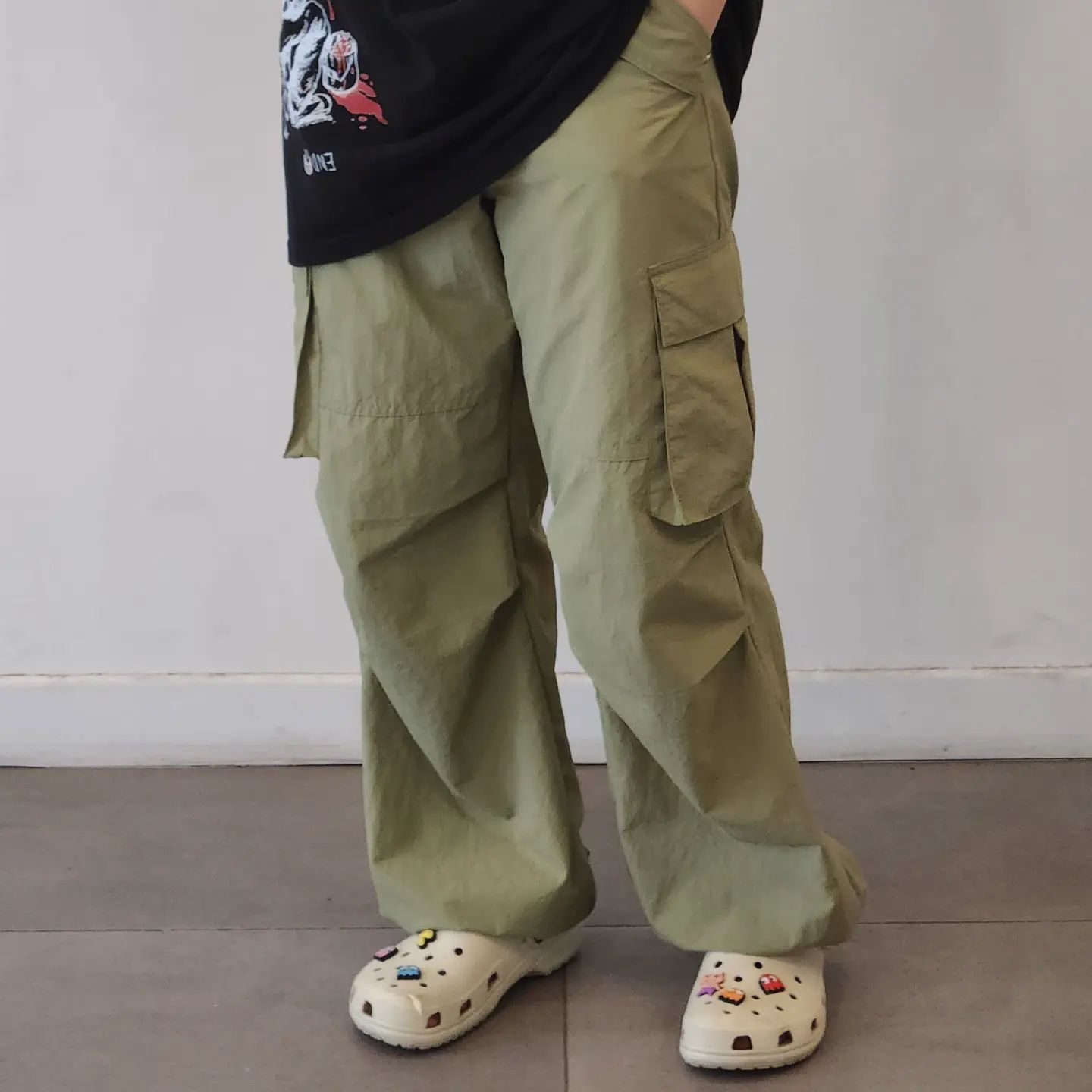 NEW BOTTOM & SHOES * 😏 model photo

-top x artist_wear
-bottom x midnight__move
-shoe x crocs_dj_e , crocskorea
buy x musinsa_standard 

model x ez_silver_20