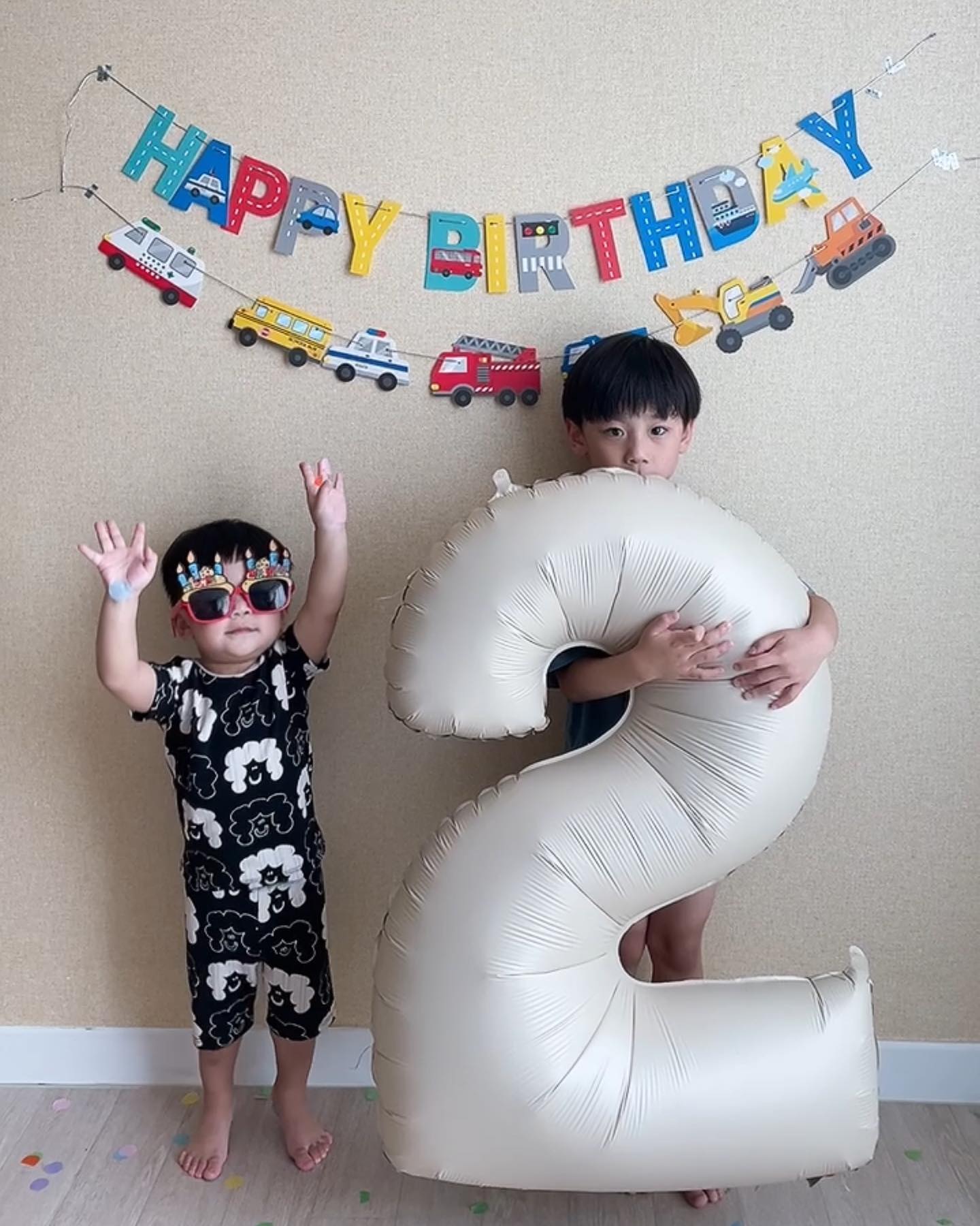 2021. 06. 09 
너의 생일이자 나의 마지막 출산일 
우리모두 추카포카🎉🎂🎊
.
생일 준비하는 동안 포토존 만들어주는건 너무 설레고 재미났는데 애둘 사진 찍는건 무척 힘들고 스팀 오르는 일인걸 새삼 또 깨닫게 해주는 나의 왕자님들..🔥🙃
.
#두번째생일축하해❤️ #나의왕자님 #24개월 #7살아들