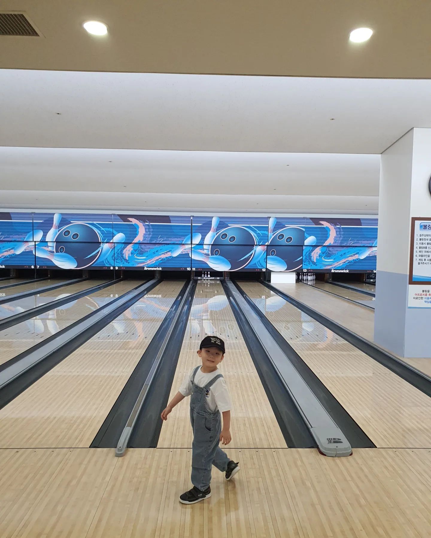 탄천종합운동장 볼링, 스케이트🎳⛸️

복땡이랑 오랜만에 데이트를 했다ㅋㅋ
새로운 경험을 위해 스케이트를 타러 갔다!!!ㅋ
스케이트 신고도 잘 서있고 잘 타겠지?아빠는 기대를 하고 갔지만...얼음 위에 올라가는 순간
큰일이다~ 아빠도 서있기 힘든데 복땡이까지 잡아 줘야하니 죽을 맛이었다ㅋㅋㅋㅋㅋㅋ그래도 너만 즐겁다면 괜찮단다😅🥲😍
스케이트는 전문가에게 배워야겠다ㅋㅋ

그리고 볼링장도 다녀왔다ㅋ사람이 많지 않고 주말 오전이라 그런지 아이들이 많이 있었다^^
아빠도 오랜만에 볼링이라 너무 재미있었다ㅋㅋ
복땡이는 99%가 똥통이 었지만
스트라이크도 한번치고 즐거워했다😍
옆에 모르는 형아한테 혼자 경쟁하며
볼링공을 던지고 난 후 "내 실력이 어떠냐~"ㅋㅋㅋ참내ㅋㅋ귀여운시끼

오늘도 새로운 경험을 하며 즐거운 시간을 보냈다❤️