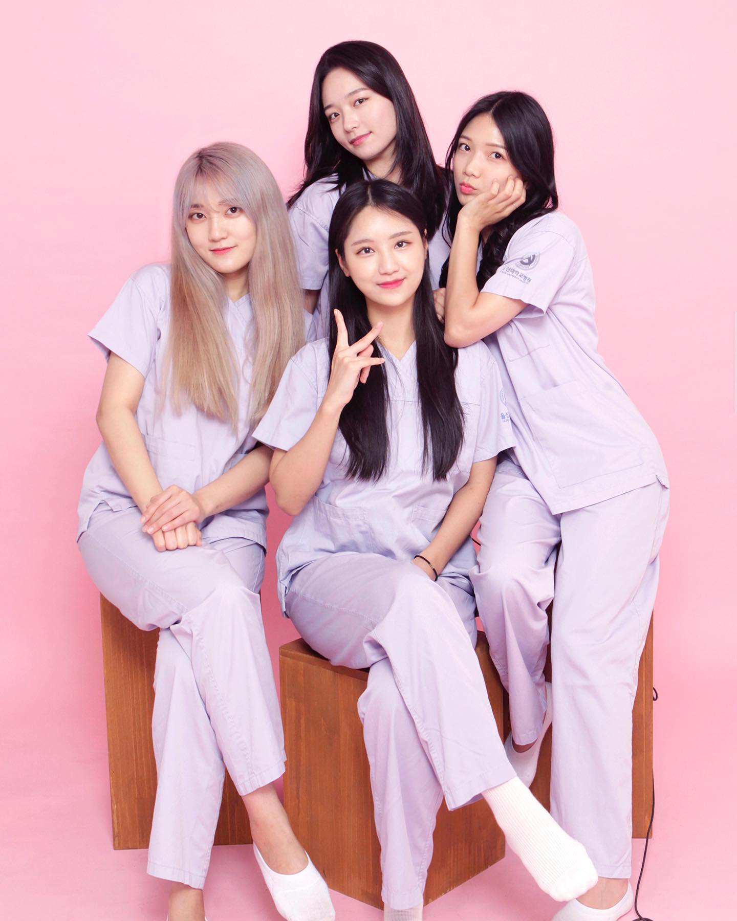 #영이스타그램🐯
엠비티아이 다 다른 네명이라
명불허전 엉망진창 총체적 난국 오래강
⠀
외부인이 우리 대화 듣더니
그런 대화를 도대체 왜 하는거냐함🤦🏻‍♀️
⠀
그래도 우린 멋져 오래강ㅋ٩( ᐛ )و