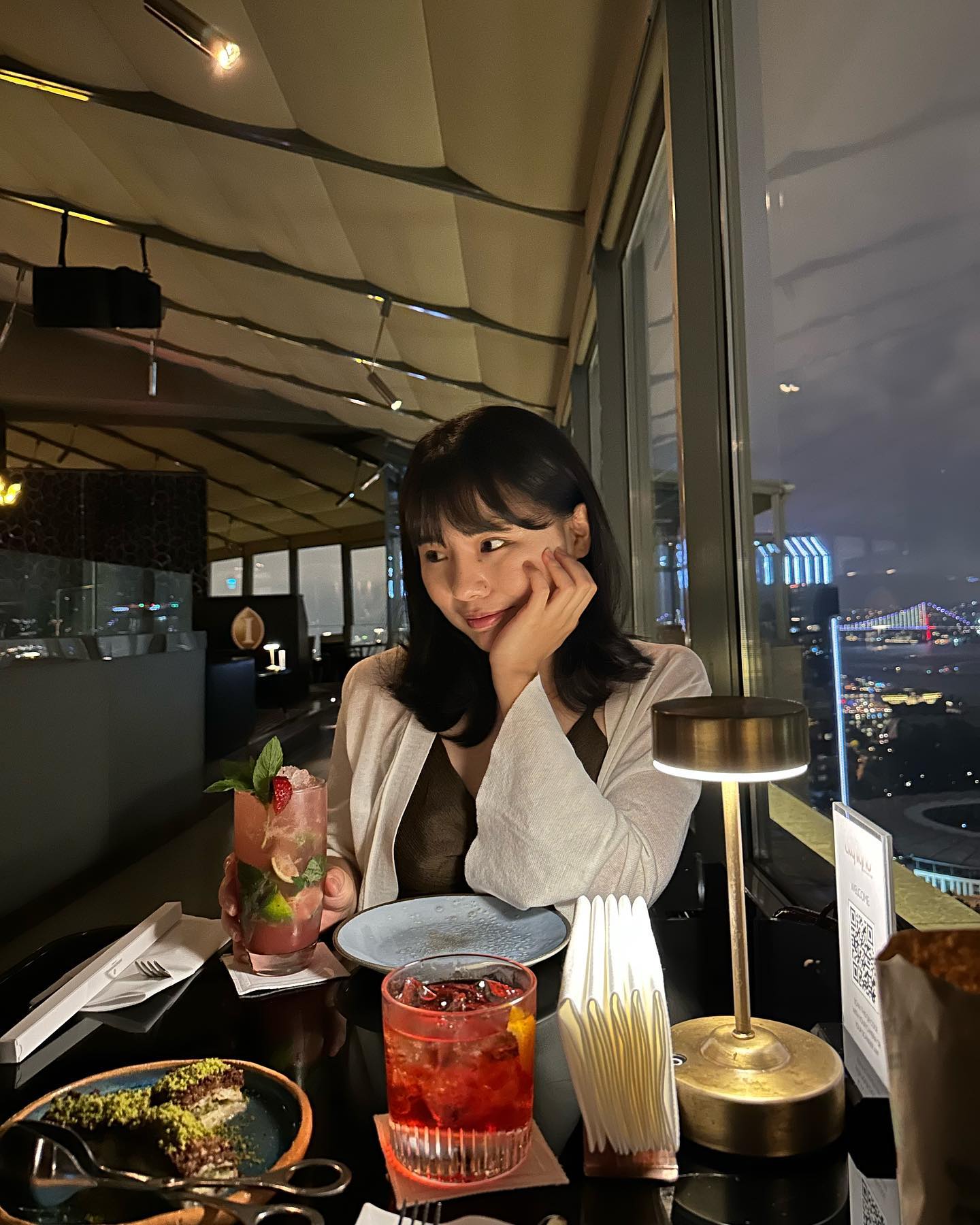 인터컨티넨탈 이스탄불
호캉스를 하겠다며 큰맘먹고 예약한 인터컨키넨탈 이스탄불! 서비스 말해뭐해 최고였고 꼭대기층 city lights bar에서 보스포루스 해협이 보이는데 전망이 환상적이였다. 한가지 아쉬운게 이날 날씨가 비가 와서 수영장 이용이 불편했지만 꼭 가야겠다하고 아무도 없는 풀장 전세낸것 처럼 수영하고 진짜진짜 신기한거! 튀르키예 사우나에도 우리나라 같은 건식, 습식 사우나 다 있다! 여독 사르르 다 녹았고 조식 카이막 너무 미쳤다! 진짜 카이막 4군데에서 먹어봤는데 컨티넨탈 조식 1등!!