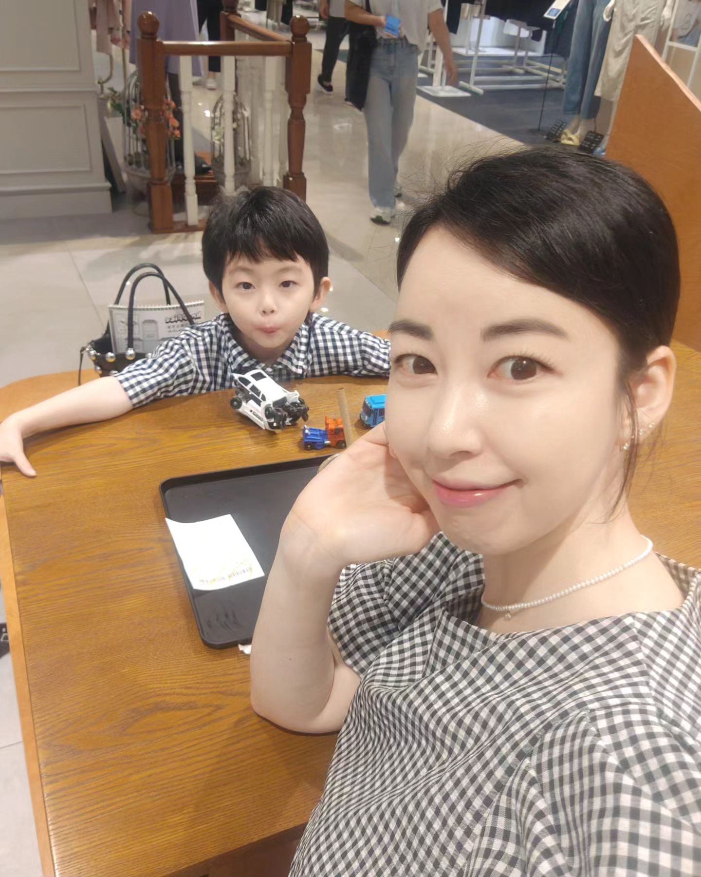 예배드리고 미삼 롯데에서 한라봉 쥬스 타임~~!!
오늘 새삼스레 울아들 패션이 교회에서도 길에서도 백화점에서도 인기 많았다!!
엄마가 깨알같이 깔맞춤해 입혀 그런가??
초저렴한 옷도 이쁘게 소화해 주니 고마울 따름♥♥
고데한 머리가 계속 말려 있었으면 더 이뻤을텐데~~ㅜㅠ
머리 좀만 더 길러서 파마말러 가자 내 단짝~~^^
오늘도 신나게 노올자😍😘🥰

#주말일상#단짝 과#데이트#소확행#유아패션#맘커플#아들코디#맘코디#육아일상#오오티디#좋아요