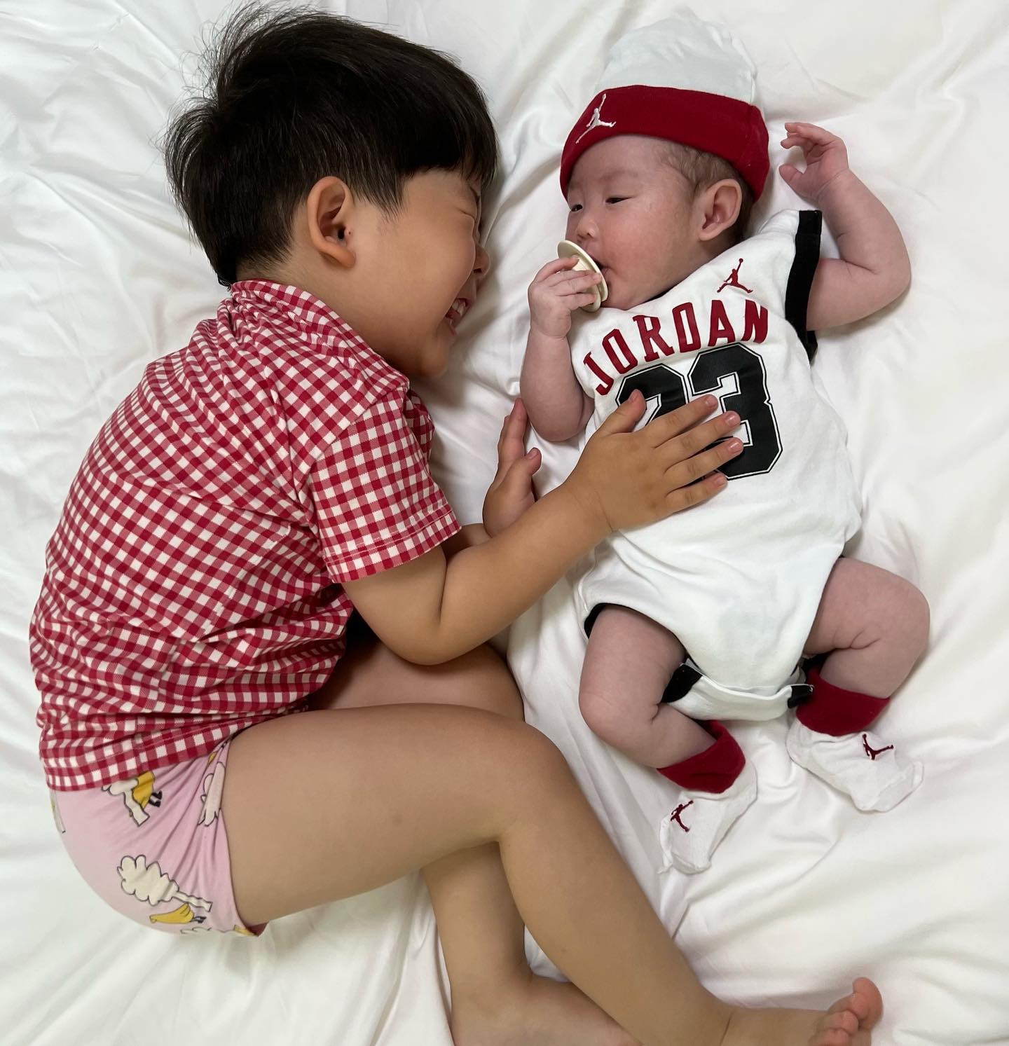 ෆ 

임남매 ෆ 

둘이 누워있는게 귀여워 핸드폰 들었더니
우리제하 오빠 갑자기 친한척, 혼자 연출하면서 찍으심🤣
집에 와 모든 만사가 귀찮아 우리애기들 사진도 많이 못남겼네
이제 엄마가 많이많이 남겨줄게

#낼부터이모님안계심
#난망했다
#낼부턴더정신나갈듯