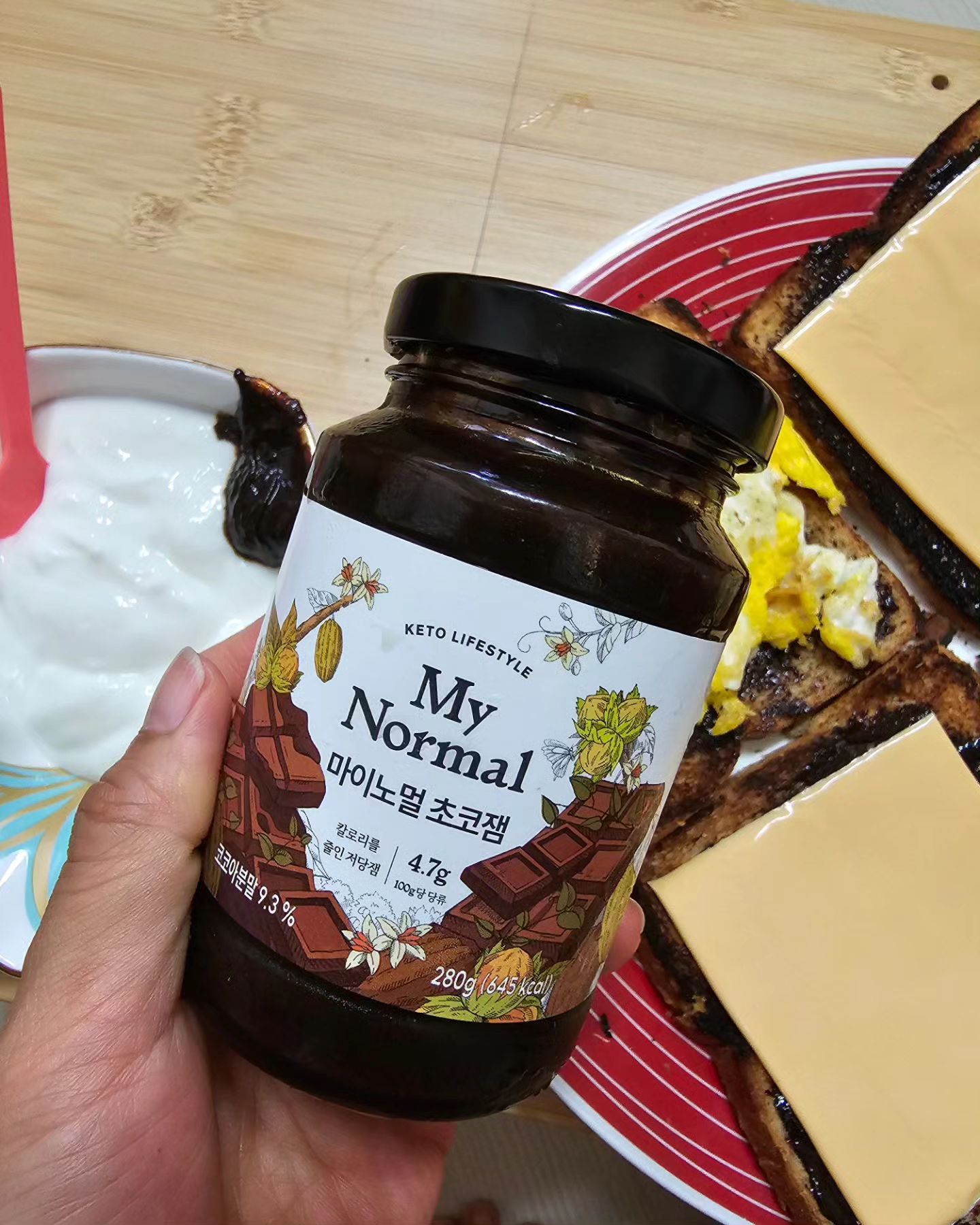 #ad
마이노멀 초코잼

이번에 탄,단,지 맞춰서 식단을 준비하며
인아웃 어플을 통해
마이노멀 브랜드의 저당 초코잼을 알게 되었어요!

100g당 230kcal로 저당 초코 잼이다보니
식단관리 할 때, 당 수치 관리 할 때
맛있고 건강하게 관리 할 수 있어요!

가장 기본인 빵에 발라먹는건 물론
그릭요거트에 조금 섞어 먹으면 진짜 극락갑니다!

발림성도 좋아서 적은 양으로도 충분히 골고루 발라먹을 수 있는 것도
큰 장점이랍니다!!

*제품을 무료로 제공 받은 후기입니다

#제품제공 #인아웃 #인아웃체험단 #마이노멀초코잼 #다이어트잼 #식단관리 #저당초코잼 #저당잼