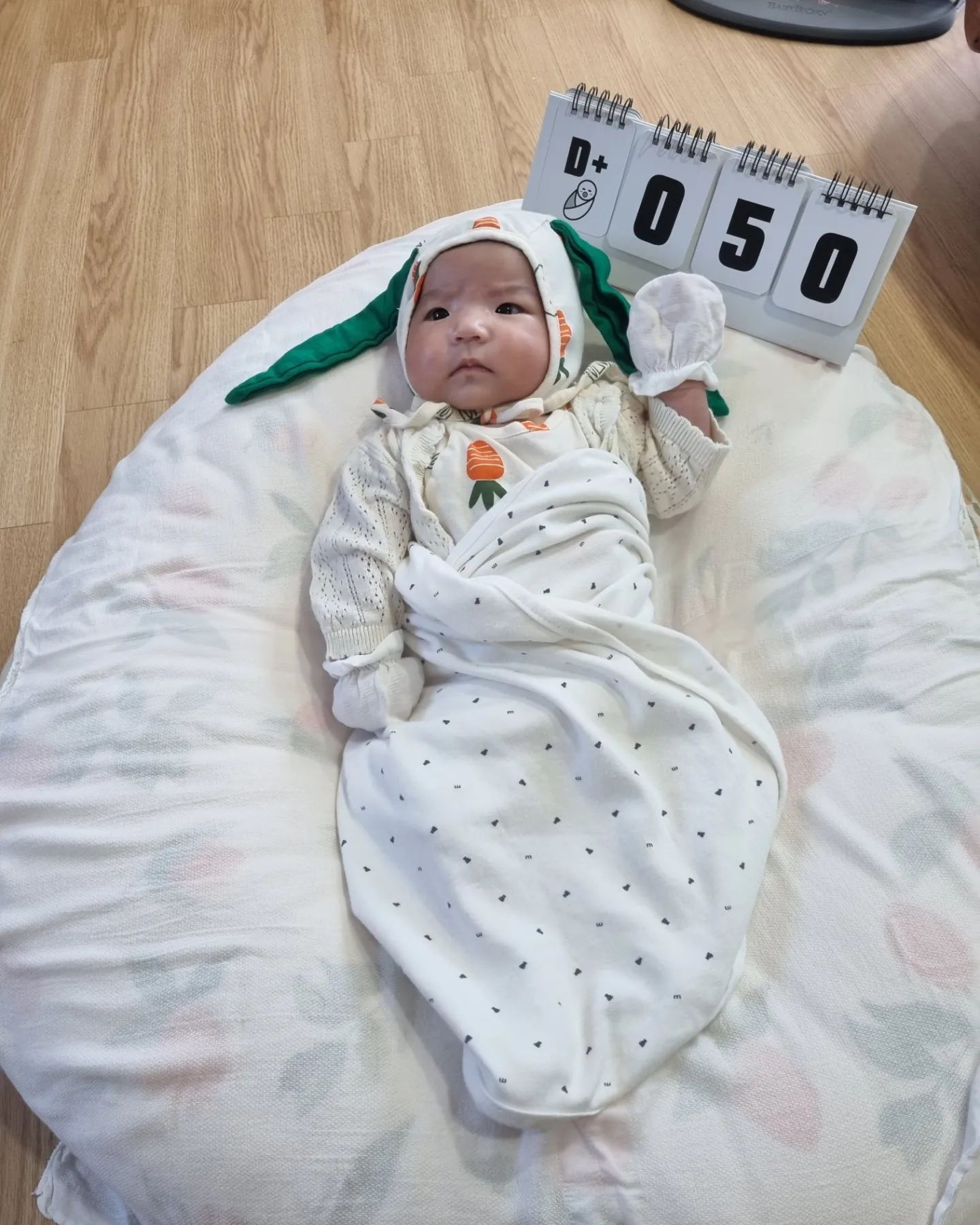 로아인생 50일차 !! 다컷네 얼른 얼른 걸어다녀서 아빠랑 데이트하쟝♡♡
병원다녀와서 아픈데  사진은 찍어야겠고 본인은 귀찮아 보이지만 어쩔수없음 🙂
#육아#로아#50일셀프촬영