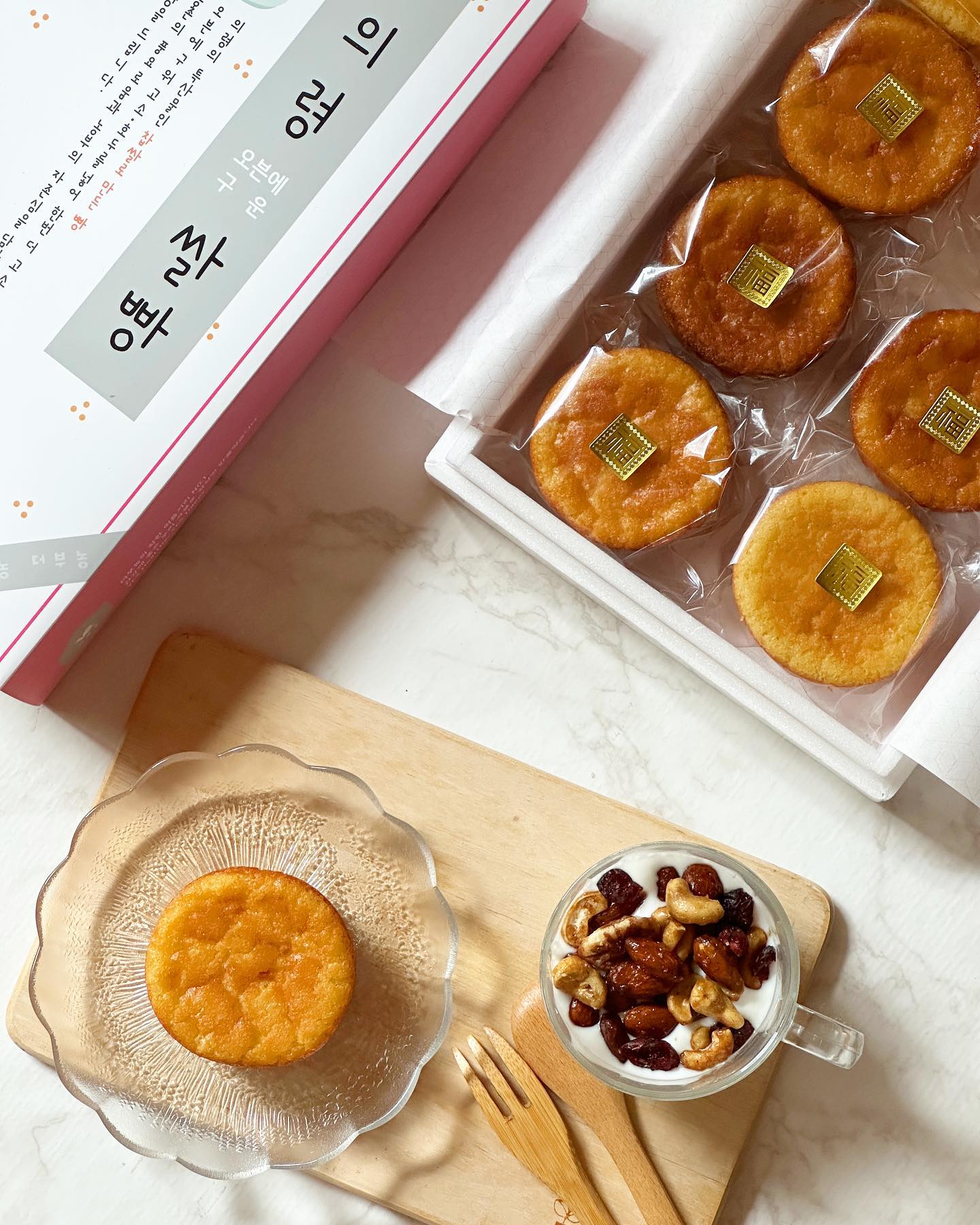 바쁜 아침☀️
밥 대신 의령쌀빵🌾 하나면 간편 식사 준비 완료

밀가루는 놉!🙅‍♀️
의령 특산물 찹쌀 100%로 글루텐프리 베이커리로도 추천👍
호두를 더해 고소함은 높이고⤴️ 오븐에서 구워 담백합니다.

떡의 쫀득쫀득➕빵의 포슬포슬 장점만 모아모아~ 
빵 자체가 묵직해서 아침에 하나만 먹어도 점심까지 든든했어요.

무색소, 무방부제, 수제작업으로 온 가족 모두 안심하고 먹을 수 있어 더 좋았어요!
특히 입맛 까다롭기로 유명한 아부지가 출출할때마다 하나씩 찾더라구요.😆

포장상자도 예뻐서 어르신, 아이들 간식 선물용으로도 좋을 거 같아요.😊

역시 한국사람은 쌀이 최고여~👍
맛있는 쌀빵 맛은 어디? 여기! 👉🏻 suam_55 

#광고 #의령쌀빵 #의령쌀빵파는곳 #쌀빵 #찹쌀빵 #간식빵 #아이들간식 #건강간식 #건강한간식 #영양간식 #아이간식 #식사대용빵 #한끼대용 #식사대용 #답례품추천 #의령더부농 #더부농