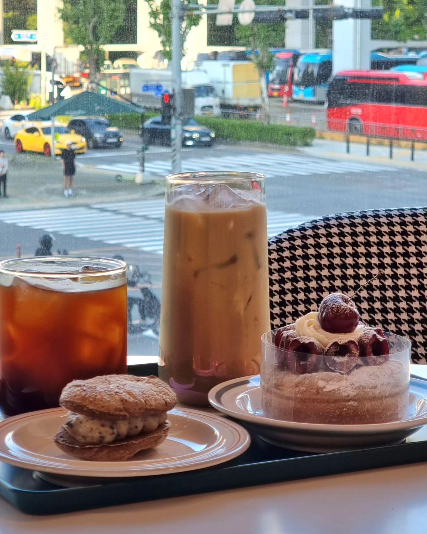 안녕하세요 오랜만에 피드를 올립니다.

왜 올렸을까요? 맛있는것을 먹었기 때문입니다.

오랜만에 와이프와 카페탐방을 왔는데요. 지나가다가 간판만 봤던 가게인데 이런곳이였는지 이제야 알게 되었네요.

산본의 CAFE_Wooah 입니다.

쌍당히 우아한 디저트와 커피, 드링크들의 즐비한 곳이군요.

깔끔한 화이트톤의 실내가 안정감을 주는데요.

더불어 디저트의 당분은 저의 심신의 안정을 가져다 줍니다.

맛있는 커피를 즐기고 싶다면 또한 즐거운 도시뷰를 원하신다면 이곳을 추천드립니다.

#산본카페 #카페우아 #산본맛집 #산본카페추천 #산본맛집추천 #산본 #디저트 #커피 #좋아요 #소통