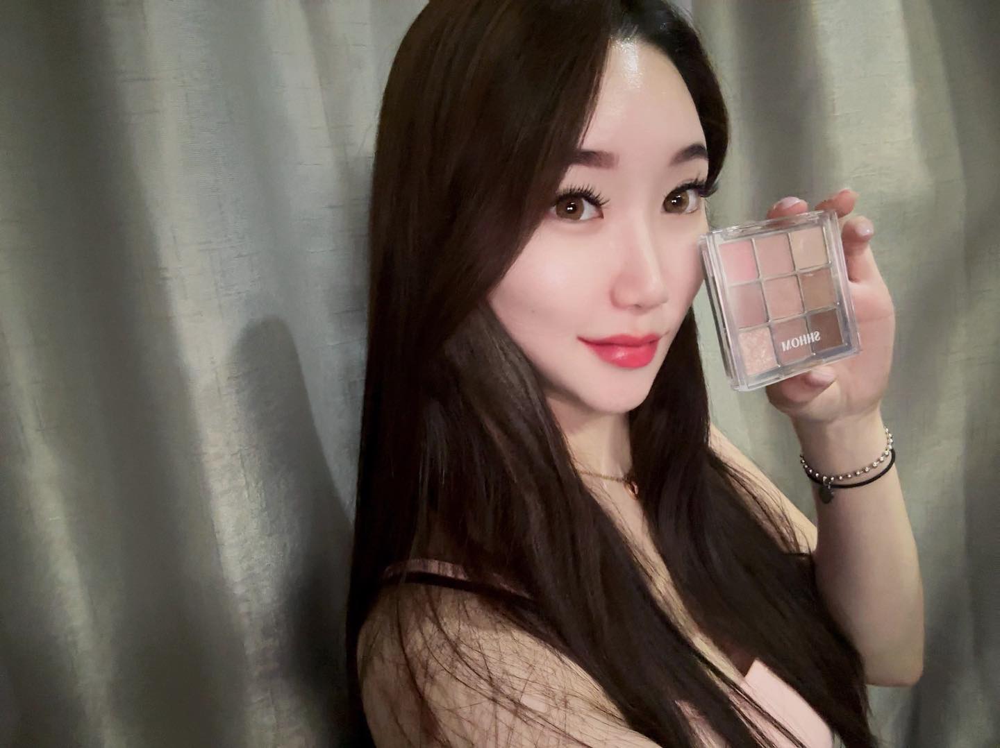 아이메이크업할때 요거 하나면 다되서 완전 편한 요즈음 :) 가루날림도 없이 발림성도 좋고 끼임도 없이 유지력도 최고 ㅠㅠ!! 쿨톤, 웜톤들에 맞게 파레트도 두가지 있어용 🤍 써보세효 다들 🫶🏻
#shhom #숌 #아이섀도우팔레트 #협찬