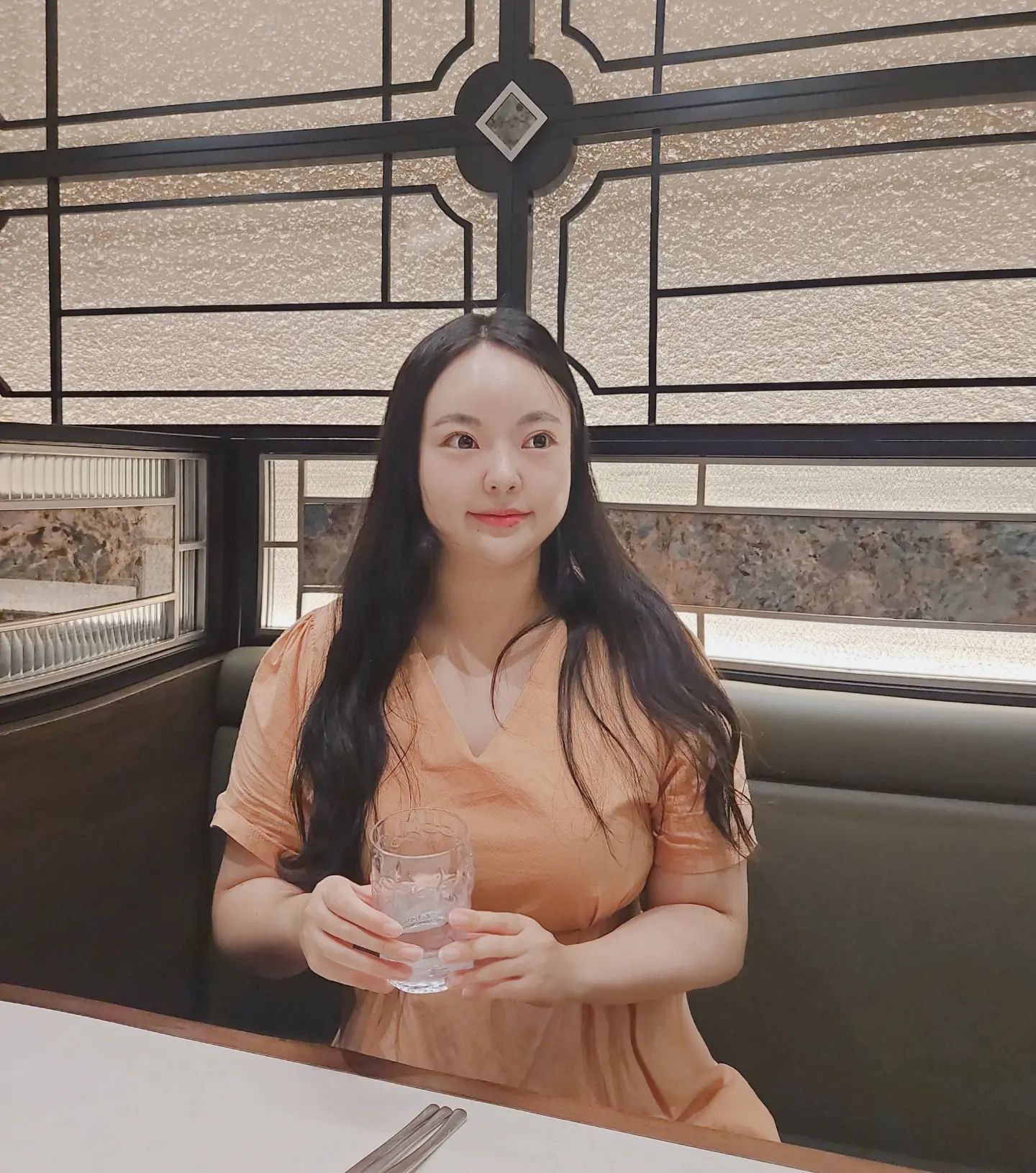 여보랑 데이뚜💕
로봇모드로 어색한 시선처리
삐리빕 !!삐리빕~!!
접히는 턱살을 사수해랏 🤖🤖
여보야 머리잘라서 다시 설레임..🫠
세상 맛있는 만찬으로 행복만땅채웠당
대지의 하루 ❤️ 
.
.
.
.
#기록 #일상기록 
#새댁 #새댁일상 #주부스타그램 
#블루보틀 #like #selca #selstagram 
#먹스타 #주부일상 #뷰티