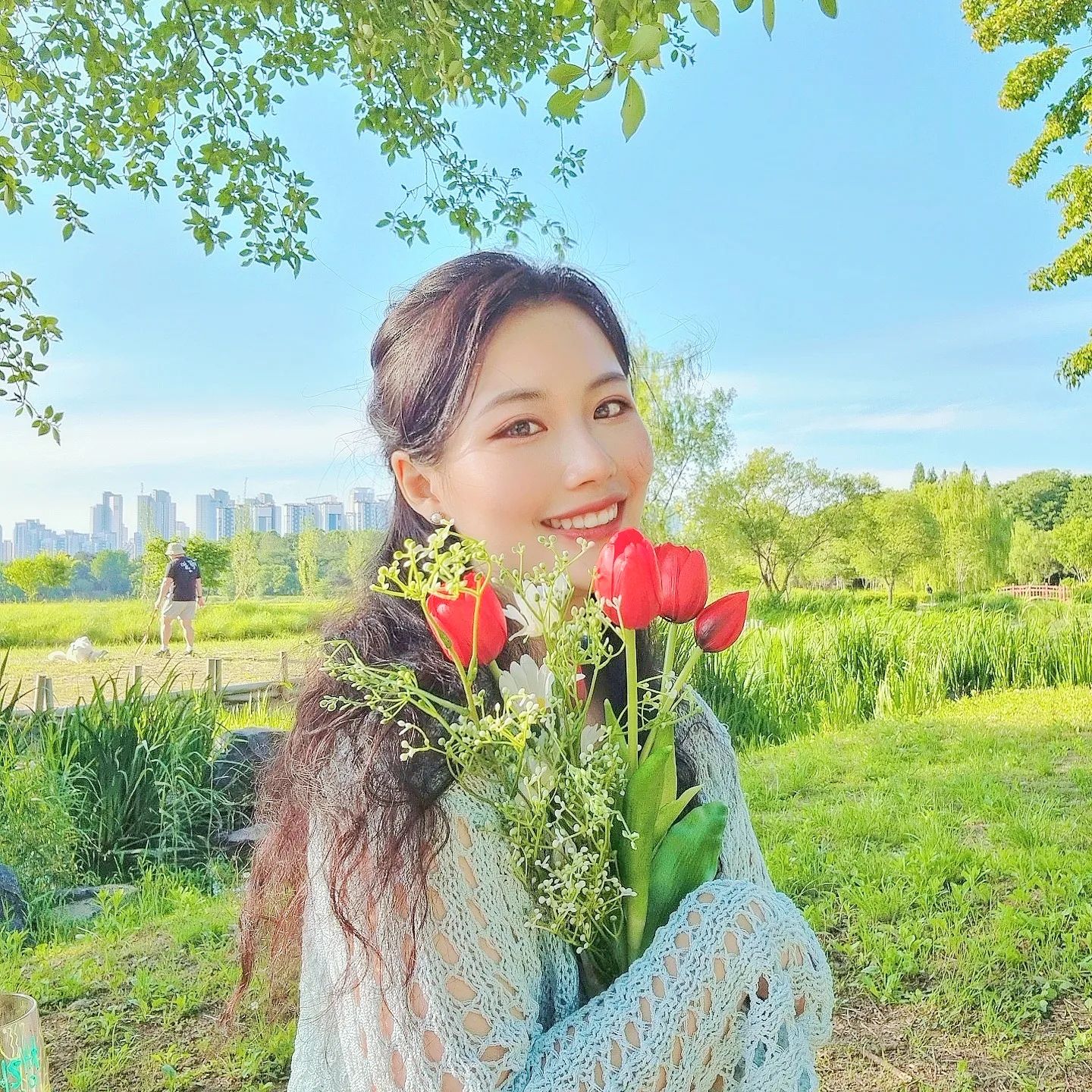 꽃이 꽃을 들구있네 컨셉
그냥 다들 끄덕여😊

_

울은지니가 #인생샷 백만장 찍어쥬서 올릴게 넘많당💕

덕분에 피드가 #초록초록

진짜 피크닉 또!!!!!! 가고싶다구ㅠㅠ
커피 와인잔에 마시니까 취하는거같아
_
_
_
#일상 #꽃 #셀피 #피크닉 #완벽 #daily #instagood #lovely #selfie #💚
