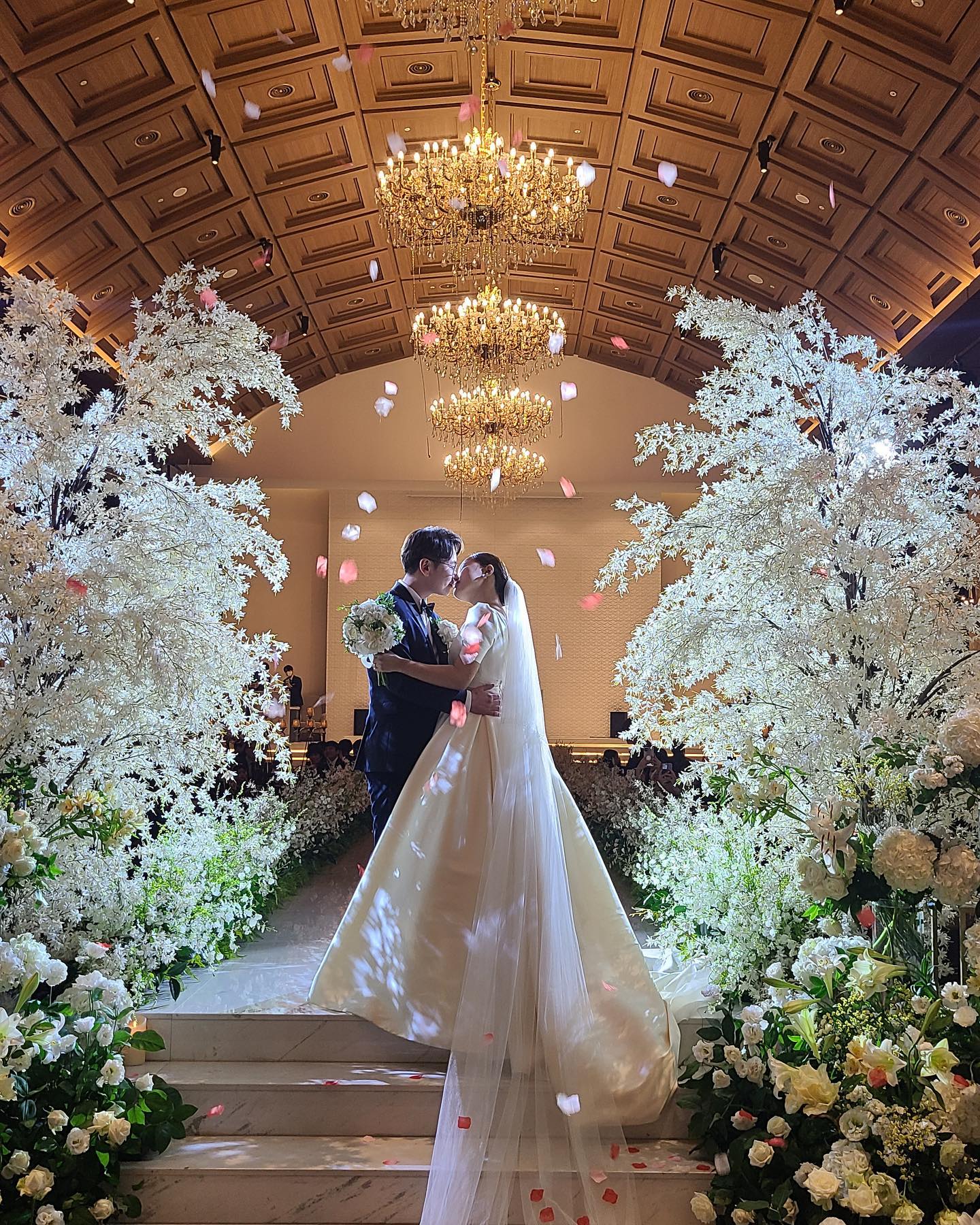 .
2023.06.11 wedding day💍🩵
오늘 저희 결혼식에 와주셔서 감사합니다
많은분들이 축하해주신만큼
예쁘게 잘 살겠습니다🤍