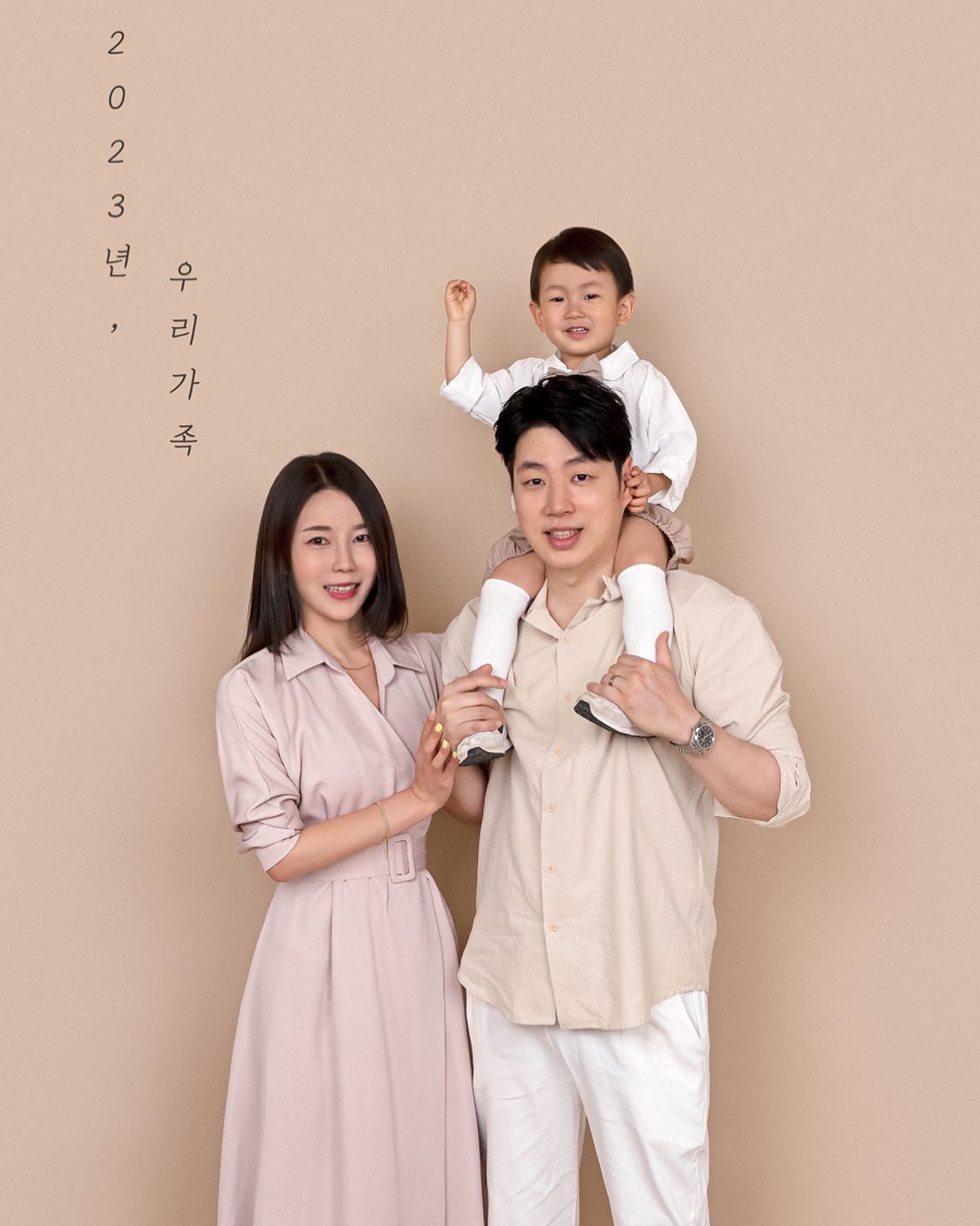 .
오랜만에 우리 셋이💓

이렇게 어색할 수 없다
웃는 연습 좀 하고갈껄..^.^

#두돌기념 #가족사진