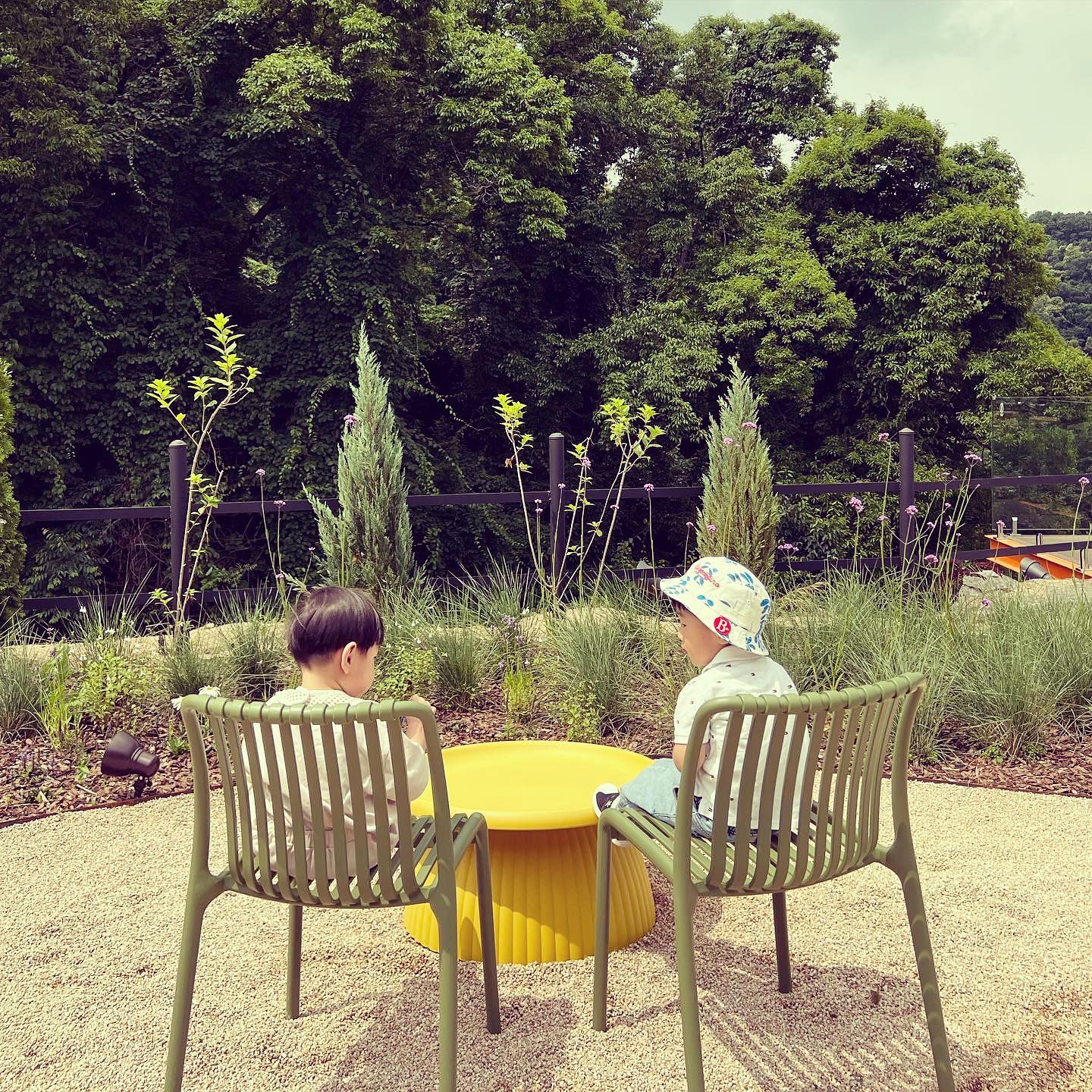 . cafe.mont 

새로생겼다해서 다녀왔어요
엄청 넓고 연령 상관없이 모두 
즐길수 있는곳 같더라구요
아이가 있는 우리는 대만족

▫️브런치도 뷰도 좋은곳
▫️아기의자도 있다는 점
▫️판교몽에 모래놀이도 준비중
▫️맛있는 디저트&커피&음료
▫️애견도 데려올수 있다는 점
▫️계곡도 있고 불멍도 할수 있어요

색다른점이 많았던 카페라
다다음주에 한번 더 가볼예정입니다

디저트도 맛있고 커피도 맛있는 맛집
이안이는 집에 안갈려고 해서
억지로 안고 왔지만 그만큼 좋았던곳

#카페 #맛집 #카페스타그램 #판교몽 #판교카페