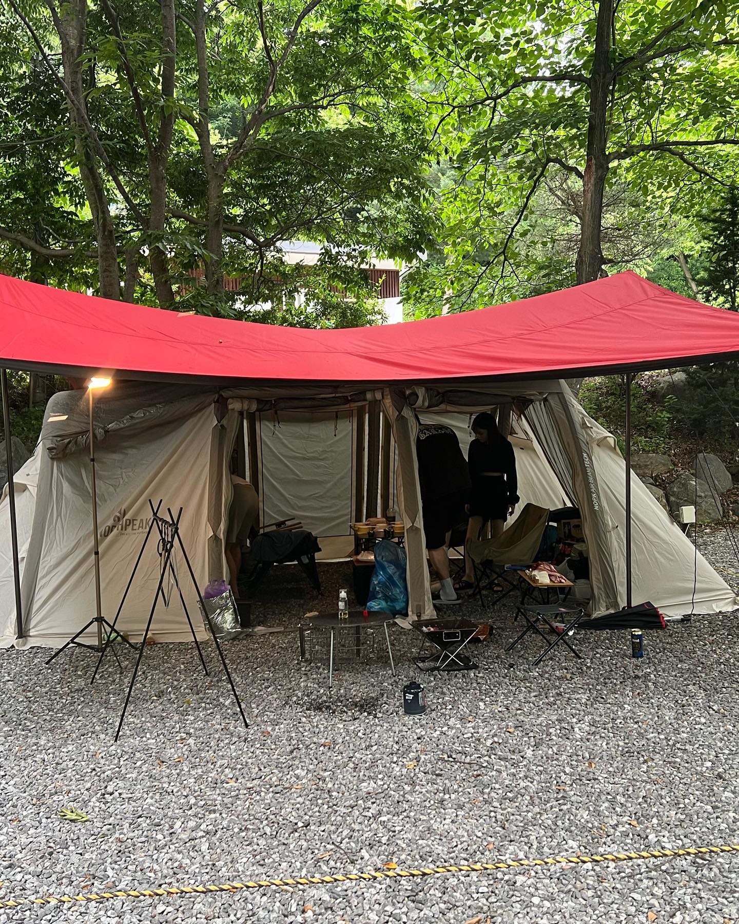 .
🏕️12번째 초여름 캠핑🏕️
첫개시 카즈미 타프!!
나른하게 오후시간 보내다가 계곡에 발도 담그고 얘기도 하고  간식도 쭈어먹고 바베큐준비!🥩

치즈가리비,삼겹살,목살,소시지,명란구이 엄청먹고 마지막에 불멍까지 완벽👍🏻