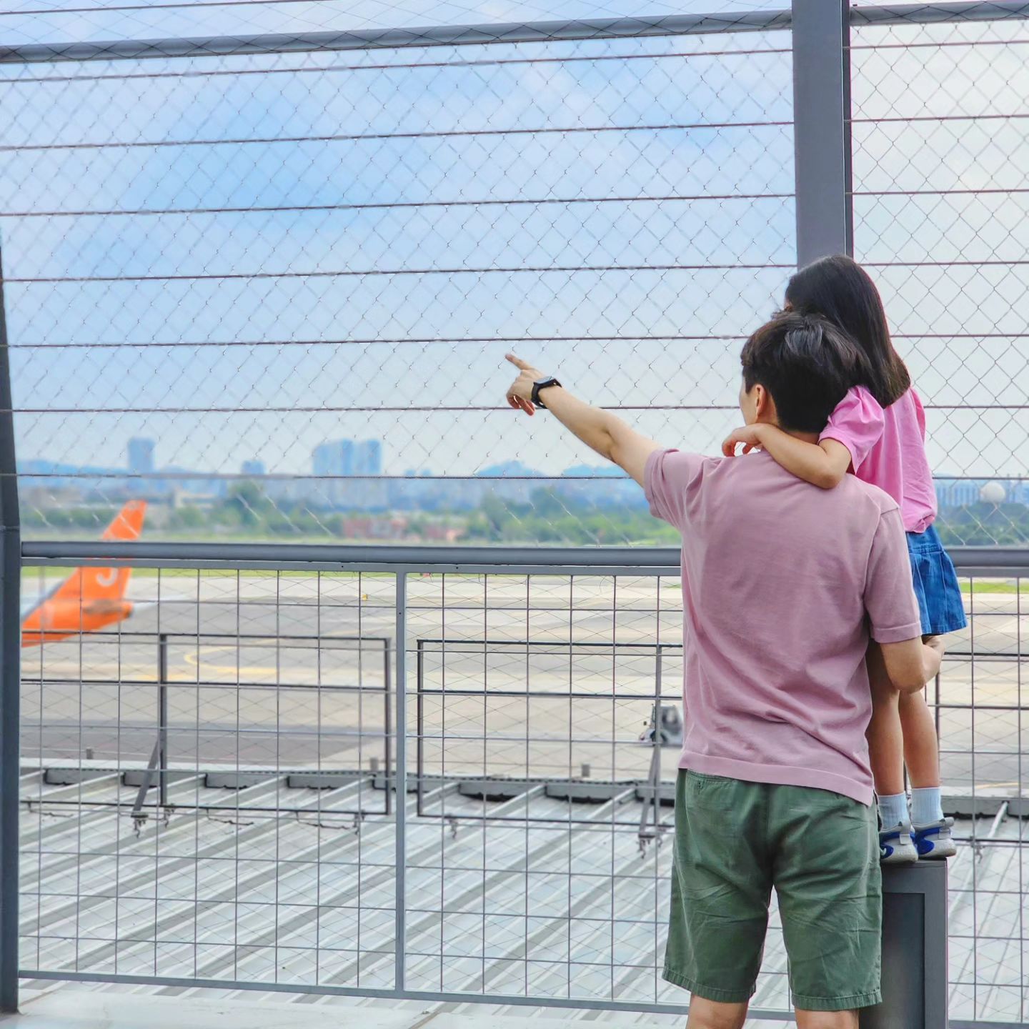 ______________________
비행기 좋아하는 아이가 있으신가요? ✈️

그렇다면 가까이에서 
비행기가 이륙, 착륙 하는 것을 
직접 볼 수 있는 이곳에 가보세요 🎈

규모가 크지는 않지만 
의자에 앉아 활주로의 비행기를 
편안하게 볼 수 있어요.

📍김포공항 전망대
📍위치 : 김포공항 국내선 4층 

#김포공항전망대 #김포공항국내선전망대
#김포아이와가볼만한곳 #김포공항비행기구경