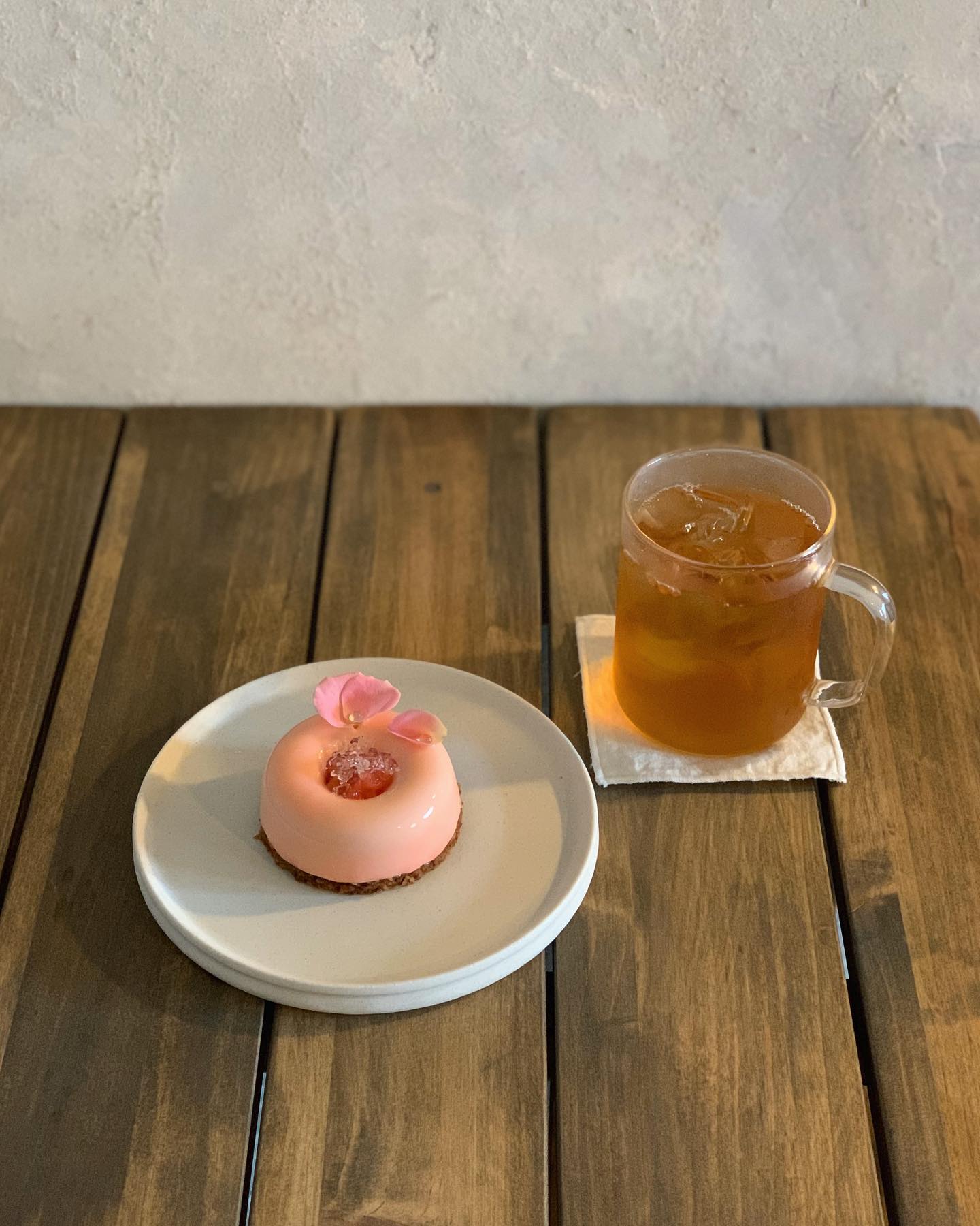 모와림
✔️로제
-
-
장미와 자몽의 조합인 메뉴🌹
자몽이 강해 장미가 가져지는 게 아쉬웠다.
크루스티앙의 버터리함과 무스의 밸런스가 아쉬웠고.. 조금 뒀다가 무스 온도를 올려서 먹으니 나았음😖
새콤한 꿀리와 자몽 = 여름 맛!
#림죠_디저트