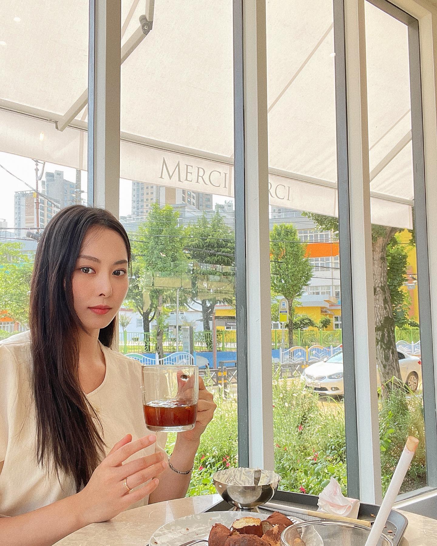 트러플 소금빵이 진짜 맛있는집💛
한참 트러플 유행할때 과자에도 트러플 맛이 생겨서 질렸었는데 이 집에 있는 트러플 소금빵은 말도 안되는 맛이에용🫢
빵 사러 자주 갈 것 같은 예감..💛

[메르시메르시]
📍경남 창원시 성산구 토월로 60 1층
✔️제로페이 가능
✔️매주월요일 휴무

.
.
#카페 #빵맛집 #소금빵 #메르시메르시 #일상그램 #소통 #일상 #daily #cafe