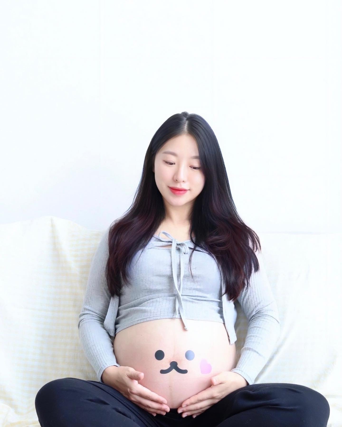 안녕10개월 모모🍑
마지막이니까 간만에 
핸드폰아닌 카메라샷 ㅋㅋㅋㅋㅋㅋ
언제 나올지 모르는 모모…
빨리 만나고 싶은데 
제왕절개도 싫고 자연분만도 싫어 흐흫🥹🥹
집에 댕댕이들 밖에 없어서 
쭌이가 일하다 불안해할까봐 
부랴부랴 119임산부 안심콜 등록하고 
아침부터 바쁘다 바빠 
그 와중에 양치덧하고 밥먹고 토하고 
이제 금방 나오는데 끝나지 않은 입덧 너무한거 아니냐고 ㅠㅠㅠㅠㅠㅠㅠㅠ
.
.
.
.
.
.
#임신10개월 #주수사진 #주수기록 #주수원피스 #임신 #36주차 #셀프만삭 #만삭사진 #셀프스튜디오 #캐논 #canon #베어밸리팩 #튼살크림
