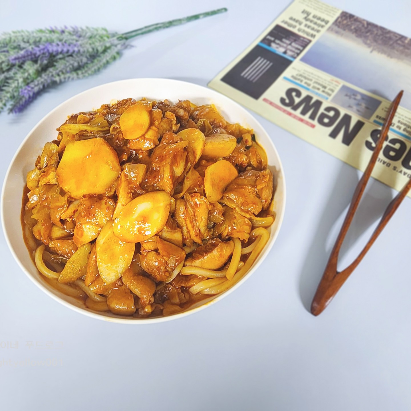 ★ 닭갈비 만들기

* 자세한 레시피를 보시려면 아래 링크를 방문해주세요.
https://blog.naver.com/estell_/223074515984

* 재료 : 닭다리살 1kg, 우유 300ml ~ 400ml, 식용유 3TS, 양파(중) 1개, 대파 1개, 배즙 2팩, 감자(대) 2개, 떡국떡 150g, 양배추 300g, 냉동우동면 1개

* 닭갈비 양념 : 고추장 3.5TS, 고춧가루 4TS, 간장 2TS, 맛술 4TS, 조청 4TS, 다진마늘 2TS, 카레가루 2TS, 생강청 1TS, 치킨스톡(액상) 2TS, 후추 약간

▶ 재료 준비

* 채소와 사리는 양념에 잰 닭고기 숙성이 끝나고 준비해주세요.

* 양배추 : 1.5cm 내외 크기로 깍뚝썰어서 준비해주세요.

* 대파 : 1cm 간격으로 어슷썰어서 준비해주세요.

​* 감자 : 껍질을 까서 1cm 내외 두께로 슬라이스 해서 준비해주세요.

​* 양파 : 0.8cm 내외 두께로 채썰어서 준비해주세요.

▶ 조리과정

[닭고기 양념하기]

1. ​닭다리살은 흐르는 물에서 씻은 뒤 채에 받쳐서 물끼를 빼주세요.

2. 믹싱볼에 닭다리가 잠길 정도의 우유(300ml ~ 400ml)를 넣고 버무려주시고 30분 정도 재워놓아주세요.

​3. 고추장 3.5TS, 고춧가루 4TS, 간장 2TS, 맛술 4TS, 조청 4TS, 다진마늘 2TS, 카레가루 2TS, 생강청 1TS, 치킨스톡(액상) 2TS, 후추 약간을 섞어서 닭갈비 양념장을 만들어주세요.

4. 우유에 담궈둔 닭다리살에서 우유를 최대한 따라버려주세요.

​5. 닭다리살에 닭갈비 양념장을 넣고 고루 버무려주신 후 밀폐가 가능한 용기에 담아서 냉장고에 넣어 6시간 이상 숙성해주세요.

[우동면 삶기]

1. 냄비에 물 700ml 정도를 넣고 중불에서 팔팔 끓여주세요.

2. 물이 끓기 시작하면 냉동우동면을 넣고 1분 데친 후 채에 받쳐 건져놓아주세요.

[닭갈비 볶기]

1. 팬에 식용유 3TS를 넣고 중약불에서 달군 후 양념한 고기를 넣고 중불로 높여서 한면당 3분 30초씩 구워서 총 7분 구워주세요.

2. 배즙 2팩, 양파, 양배추, 대파, 감자를 넣고 잘 뒤섞어주신 후 뚜껑 덮고 7분 익혀주세요. 중간에 뚜껑을 열어서 1분 30초 정도 마다 뒤적여서 눋는 것을 방지해주세요.

3. 가위를 이용해서 닭다리살을 한입크기로 손질해주시고,자주 저으면서 2분 ~ 3분 끓여주세요.

​4. 떡국떡을 넣고 자주 저어주면서 1분 30초 끓여주세요.

5. 삶아둔 우동면을 넣고 잘 섞어주면서 1분 끓여주시면 완성이예요.

#노랑이네푸드로그 #홈쿡 #레시피 #닭갈비레시피 #닭갈비양념 #닭갈비만드는법 #볶아먹는닭갈비 #춘천닭갈비 #닭다리살요리 #닭갈비재료 #닭갈비만들기 #닭갈비양념장