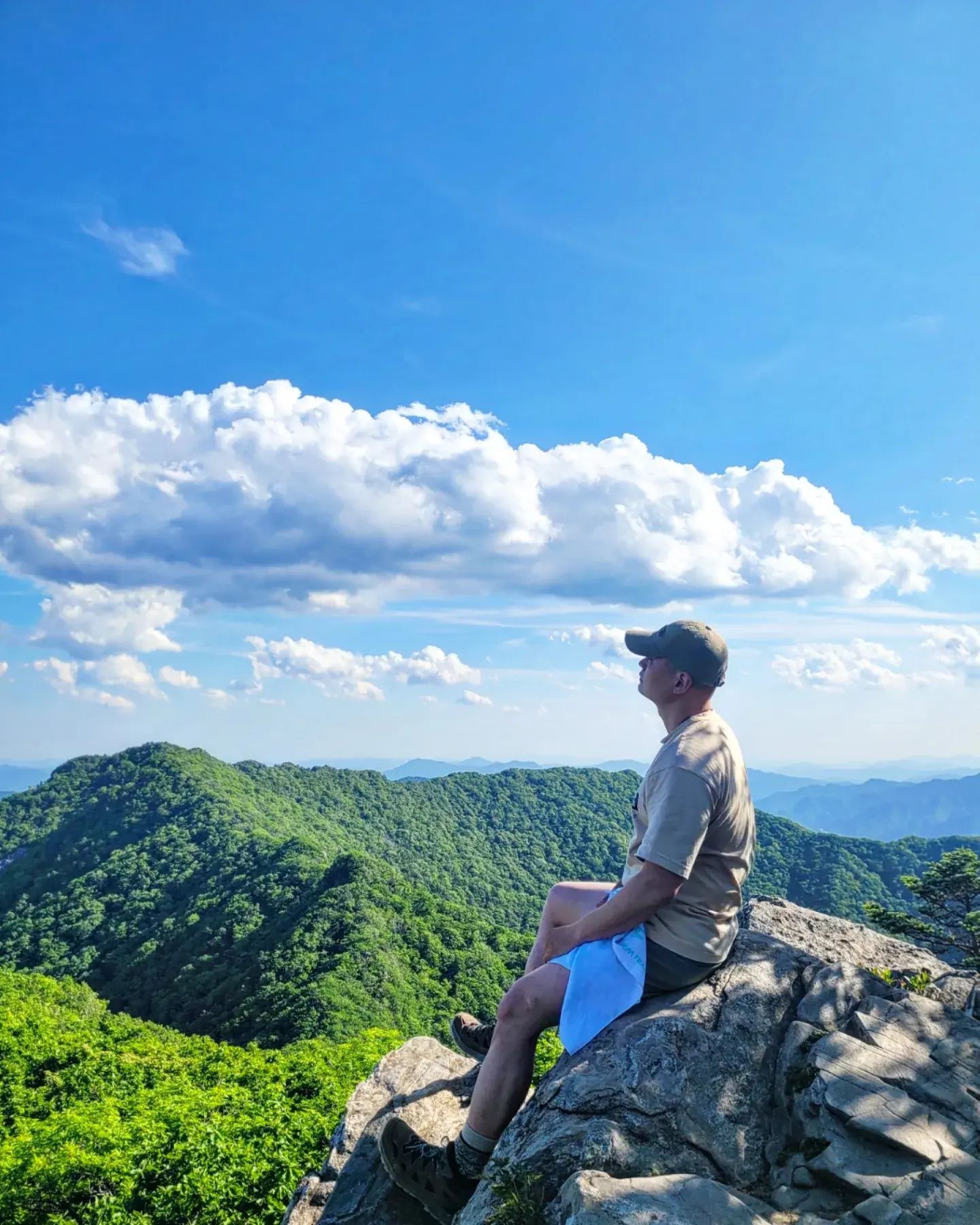 악명높은 명지산에 드디어 올랐다

연인산을 다녀오곤 좀 처럼 가지지 않았던 지역이기도 하고
인친님들의 경험담을 보니 겁나 겁나 겁나 힘든 곳이라길래
미루고~ 미루고~ 미루다~ 설악산 산행 이후 두타산처럼...
이상한 자신감에 휩싸여 스르륵 당일치기로 명지산에 갔다!

명지산은 명지폭포까지 한 4~5km 되는거같은데
정당한 경사와 편안한 등로로 다리의 힘을 빼놓고
이후 정상 2.5km 전까지 "갈만한데?" 싶다가.......
거기부터 정상까지 쥐잡듯 잡들이 하는 산이다🤮

두타산 보다 힘들다
설악산 보다 힘들다
별거 없는데 힘들다
그냥 디질거 같았다

그래도 정상의 경치와 날씨는 넘나 좋았다
비록 미세먼지로 멀리까지는  안 보였지만
연인산부터  명지산까지  이어진 능선들이 
여름 햇살을 겁나 드시고 벌크업을 했는지
기분좋게 더 가깝고 더 크고 더 푸르렇다!!!

내려가는길에 이제는 전망대에서만 볼수 있는
명지폭포를 보고 산행 5시간만에 탈출했다.....

내려와서 택시비 아낄려고  연인산 올랐을때 
"연계산행" 안한게 넘나 잘못됐음을 알았다..

그리고 나새끼의 형편없는 등력을 철저히 깨닫고
다음 산행지는 이름도 이쁘고 높이도 낮은산으로
고르고 골라 남근석이 유명한 "동산"으로 정했다!

그랬다 다음은 이름부터도 넘나 이쁜 동! 산! 인데........