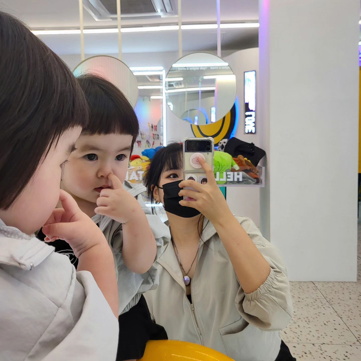 꼬꼬마시절 하늘이 
콧구멍에 손가락 넣는거 찍어버림👃