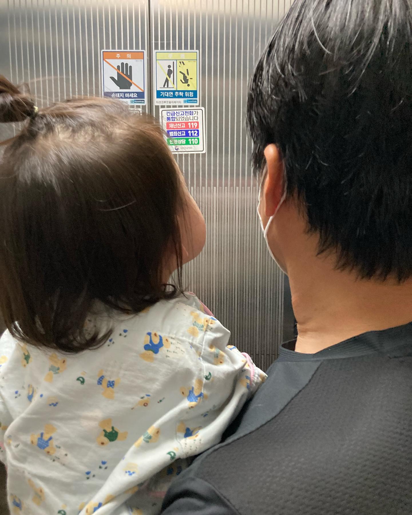 #오늘의이서 #퇴원실패

한 달이 넘도록 약을 먹어도
잘 낫지 않고
우리 이서를 힘들게 했던게

모세기관지염 RSV 바이러스라니😭

그동안 거리가 다소 멀다는 이유로
집 근처 종합병원을 이용했는데
아기는 아동병원으로 가야한다는 것을
절실히 느끼고 깨달은 시간

#미안해아가
#엄마가좀더부지런해질께
#멀어도아동병원최고
#아프지마우래기
#내일퇴원 #조금만더버티자
#16개월아기 #이서일상 #일상기록
#월요일 #육아 #일상 #기록 #daily 
#육아스타그램 #아기스타그램 #followforfollowback