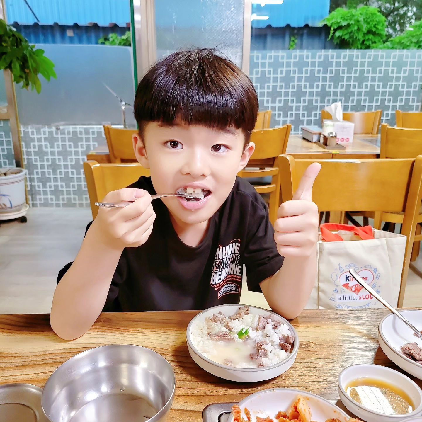 강릉여행중💕

 
어제 강릉에 도착해서 여행중인데요😁
오는 길 내내 앞유리가 깨질 것 같은 비와
한치앞도 보이지 않을만큼의 안개로..

우리의 여행은 어찌되는걸까
분명 비소식 이정도가 아니었는데라는
슬픔에 빠져 5시간을 달려 도착한 강릉❤️

 
배도 고프고 비오니 따끈한 국물이 땡겨
통큰갈비탕으로 홀린듯 들어갔어요ㅎㅎ

너무 정겨운 시골집 인테리어에
할머니사장님이 너무 반갑게 맞아주셔서
할무니집에 도착한듯한😅

갈비탕특으로 2개 시켜
아이들과 나눠먹으니 딱 좋았어요🥰

진~한 갈비국물에
엄청난 살코기의 양👍👍👍

시원한 깍두기는 초2 아들입에도 딱❤️❤️

장시간 차량이동으로 지친 울가족에게
속을 뜨~끈하게 풀어준
굿초이스 메뉴였어요😁💕

#__통큰갈비탕#강릉맛집#강릉임당동맛집#강릉시맛집#임당동맛집#강릉갈비탕#강릉시갈비탕#임당동갈비탐#강릉임당동갈비탕#강릉갈비탕맛집#강릉곤드레밥#강릉시곤드레밥#강릉임당동곤드레밥#강릉곤드레밥맛집#강릉시맛집추천#강릉맛집추천#강릉여행#강릉여행필수코스#강릉가볼만한곳#갈비탕
