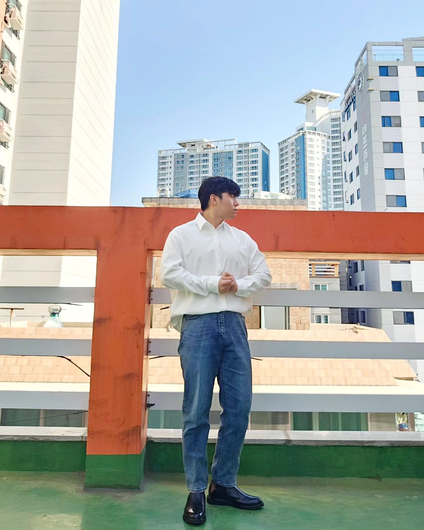 날씨가 너무 더워지니.. 이제는 마지막 셔츠인가
.
.
.
상의 : avandress_
하의 : drawfit_official 
신발 : josepht_official