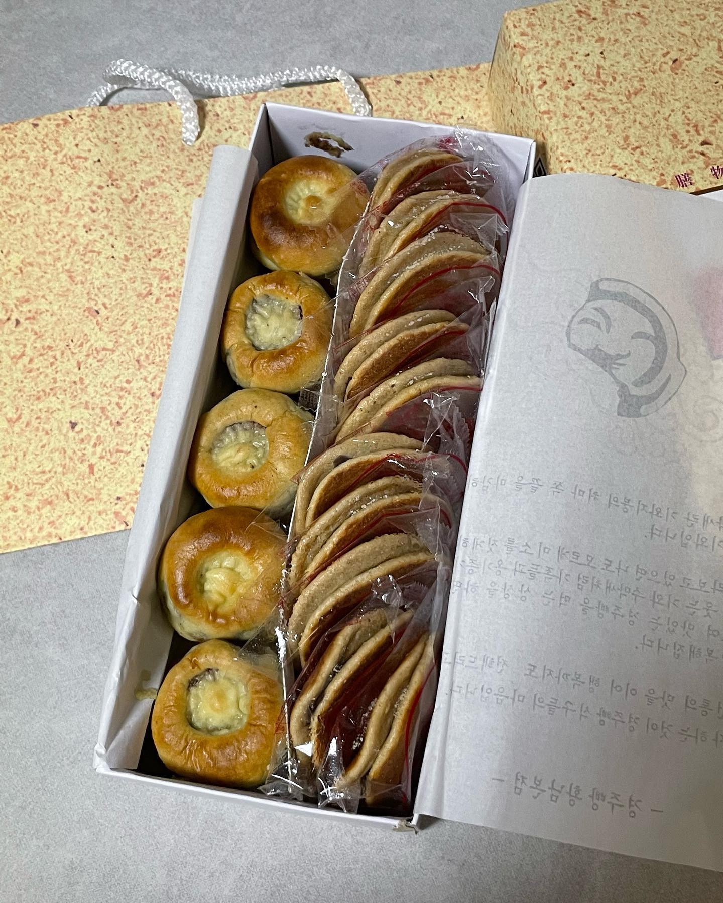 #협찬 

📌경주빵 황남본점
경주까지 갈 필요없이 택배도 가능 !!
맛있는 건 2번씩 더 먹기🤍

📌경북 경주시 원화로 173
📌010-2820-6279

#경주빵황남본점 #경주빵 #찰보리빵 #경주찰보리빵 #경주찰보리빵맛집 #경주빵맛집