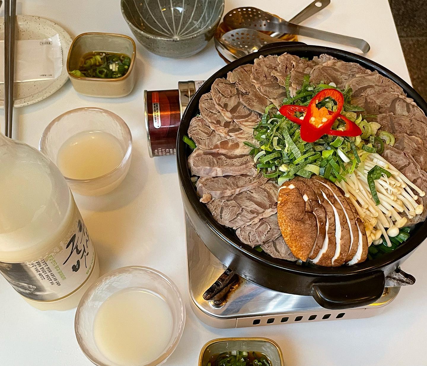 #일산맛집 #화정맛집 #끽주 

깔끔하고 정갈한 #요리주점 여기🫶🏻

저는 #아롱사태 전골 과 #명란구이 시켰어용!

喫酒(끽주) : 술을 마시다 
가게 이름처럼 술 종류도 정말 다양하게 있었어요~! 
술이 아주 술술~들어가는 안주와, 종류별로 준비되어있는 술 아주 완벽하잖아요?

아롱사태에 찍어먹으라고 같이 주신 #유자폰즈소스 는 너무 꿀조합이였어요!

단백하고 깔끔한 안주를 먹으니 #다이어트식단 먹는 느낌이랄까요?😎 맞죠?

주말에 갔는데 대기는 없었지만 테이블 마감은 빨리 되었어요!
조용하고 깔끔한 안주와 다양한술을 먹고 싶다면 추천드려요~👍🏻

📍 경기 고양시 덕양구 화중로130번길 5-10 1층 끽주 
⏰ 17:00pm~01:00am 
 월 휴무(2,3,4번째 주)
⭐️ 4.7(5) 재방문 의사 ⭕️

#메이_일산맛집

#일산술집 #고양술집 #화정술집 #화정요리주점 #회식장소추천 #서울맛집 #경기맛집 #감성술집 #감성주점 #데이트식당 #다이어트안주 #막걸리 #맛집 #먹스타 #먹팔환영