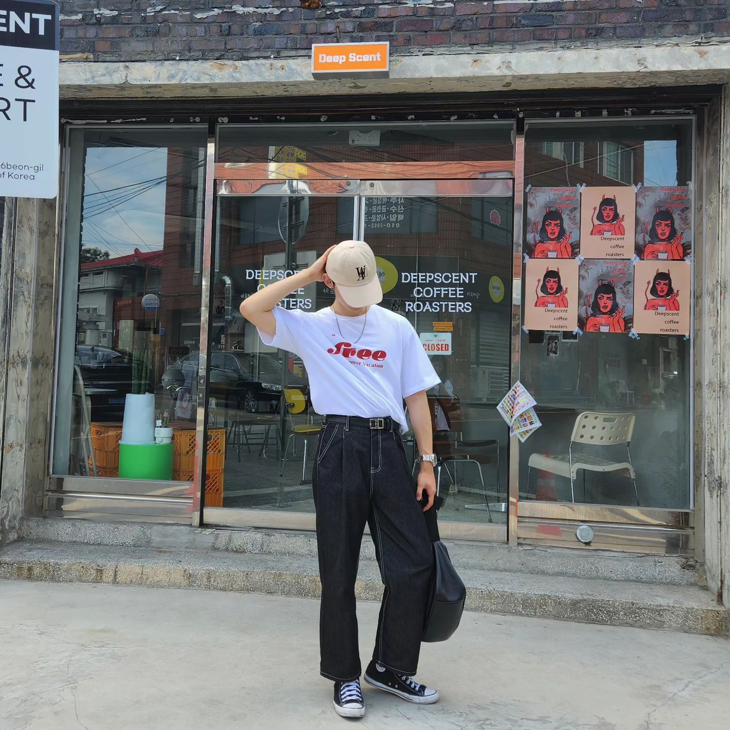 #협찬 x 마욜

MAIN AD

-top x mayol_official 
프리 반소매 유니섹스 티셔츠 화이트
sponsored x mayol_official 

▪️협찬으로 좋은 기회를 얻게되어 입어보게 되었습니다.
사진으로 봤을때는 디자인이 굉장히 마음에 들었는데,
직접 입어보니 옷의 질감이나 두께감 등 많은 부분에서 
만족감이 느껴졌습니다.

▫️많이는 알려지지 않은 브랜드지만 캐주얼하고 스트릿한
마욜만의 감성이 돋보이는 옷들이 많아 자주 애용할 것 같네요.

ORTHER ITEM

-bottom x cosyharu.co.kr 
buy x cosyharu.co.kr

-shoes x  converse_kor 
-jewrly x blessedbullet 
buy x musinsa_standard

#마욜 #MAYOL #여름코디 #티셔츠 #반팔티
#반팔 #여름남자옷추천 #여름옷추천 
#여름남자코디 #여름스트릿패션 #시원한남자반팔티